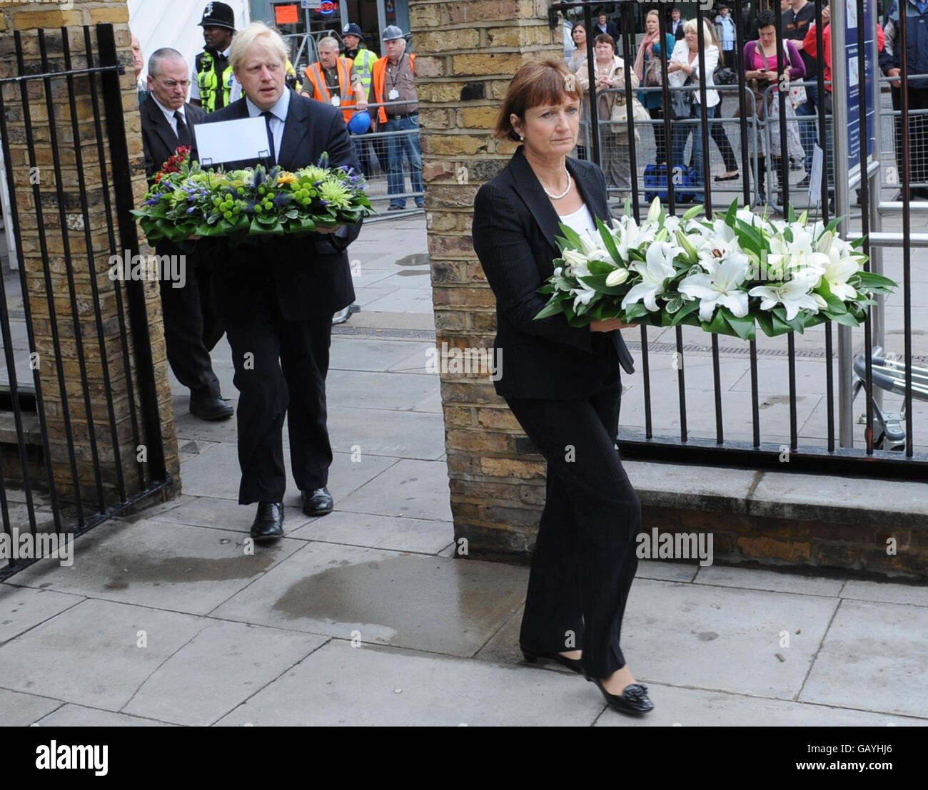Der Londoner Bürgermeister Boris Johnson und die für humanitäre Hilfe zuständige Ministerin Tessa Jowell legen anlässlich des dritten Jahrestages der Bombenanschläge vom 7. Juli auf die Londoner U-Bahn Blumen an der Kings Cross Station in London. Stockfoto