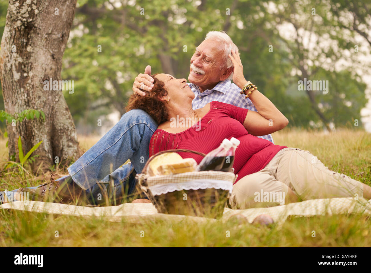 Älteres Paar, Alter Mann und Frau im Park am Wochenende Aktivität. Opa und Oma Picknick im Holz zu tun. Konzept der Pensionierung ag Stockfoto