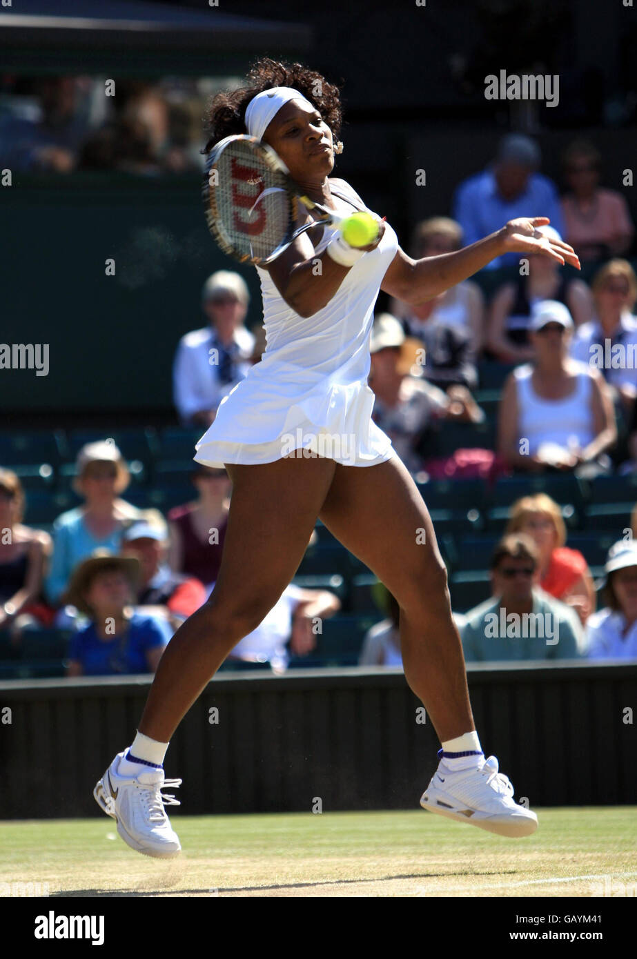 Die USA Serena Williams im Einsatz gegen die polnische Agnieszka Radwanska während der Wimbledon Championships 2008 im All England Tennis Club in Wimbledon. Stockfoto