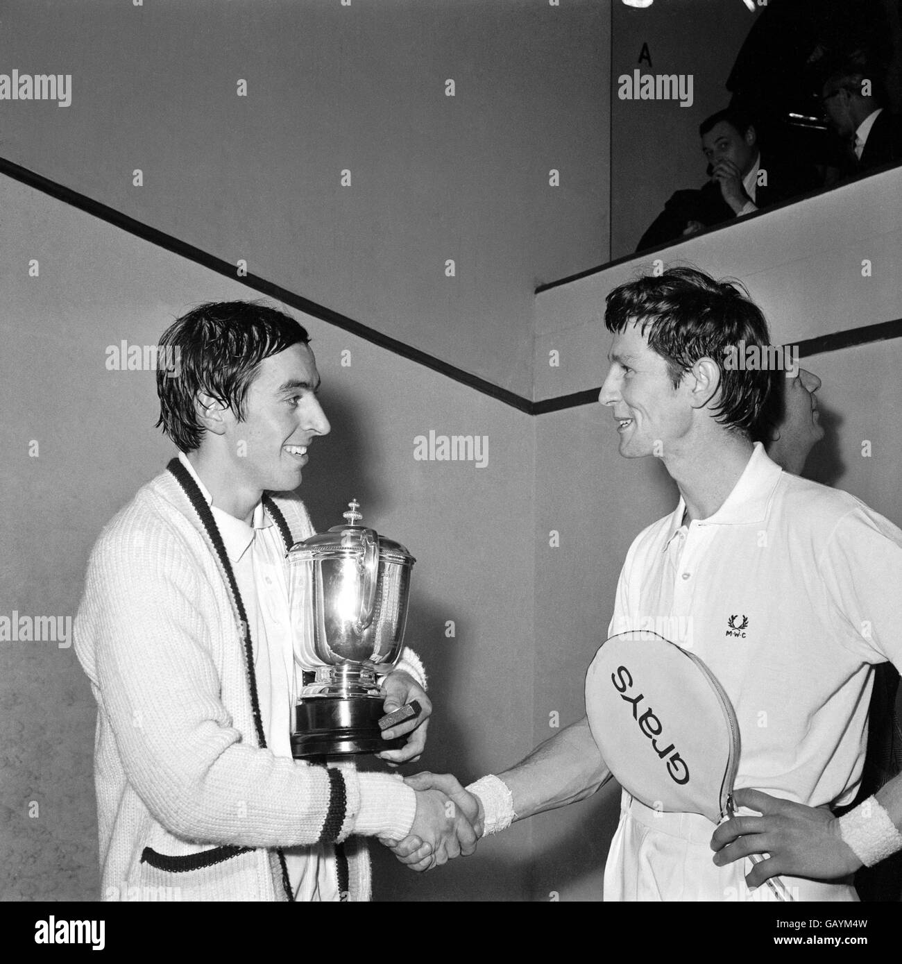 Der britische Amateur-Champion Jonah Barrington (l) hält fest im Griff Auf der Trophäe, wie er die Glückwünsche des Läufers entgegennimmt Nach oben Mike Corby (r) Stockfoto