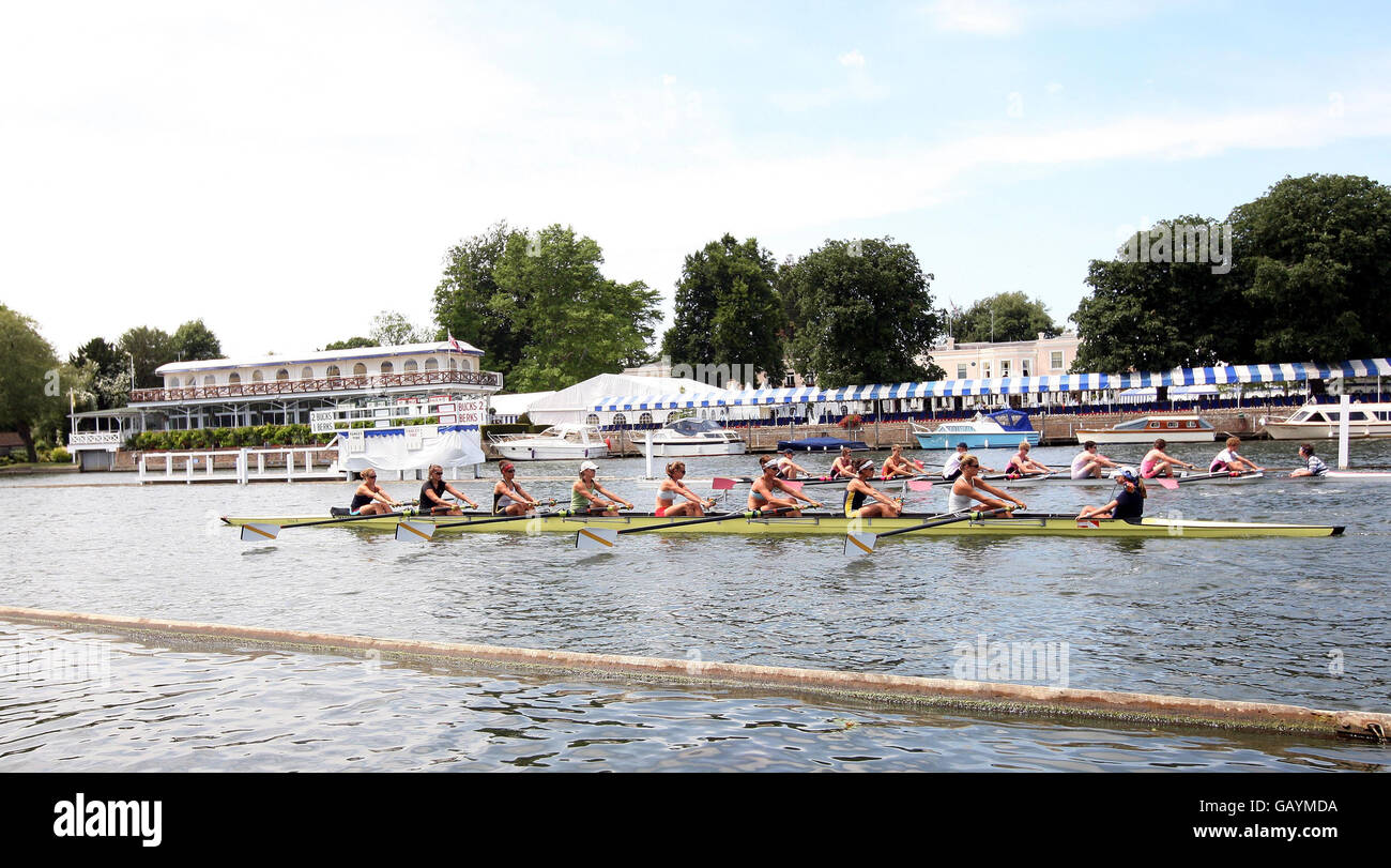 Ein Ruderteam am Trainingstag der Henley Royal Regatta, die auf der Themse in Henley-on-Thames, Oxfordshire, stattfindet. Stockfoto