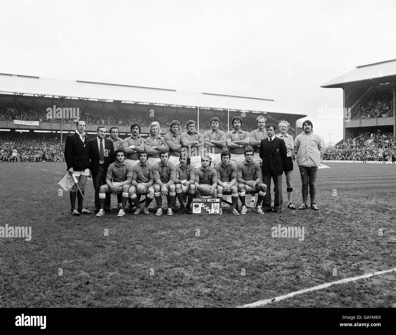 Frankreich Team-Gruppe: (Hintere Reihe, l-r) Touch Richter PE Hughes, Alain Paco, Robert Paparemborde, Jean-Pierre Rives, Jean-Claude Skrela, Gerard Cholley, Jean-Francois Imbernon, Michel Palmie, Jean-Pierre Bastiat, Schiedsrichter JC Kelleher, Touch Richter Clive Norling; (vordere Reihe, l-Pierre Rives, Jean-Averre, Jean-Luc Francoaloux, Jean-Franc. Stockfoto