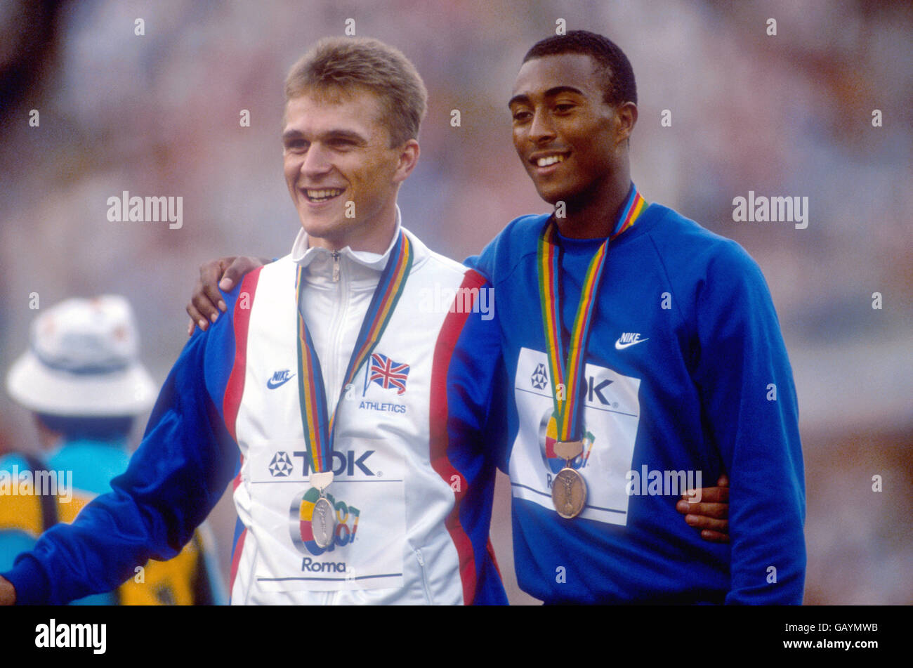 Die Briten Jon Ridgeon (l) und Colin Jackson (r) feiern Silber- und Bronzemedaillen gewinnen Stockfoto