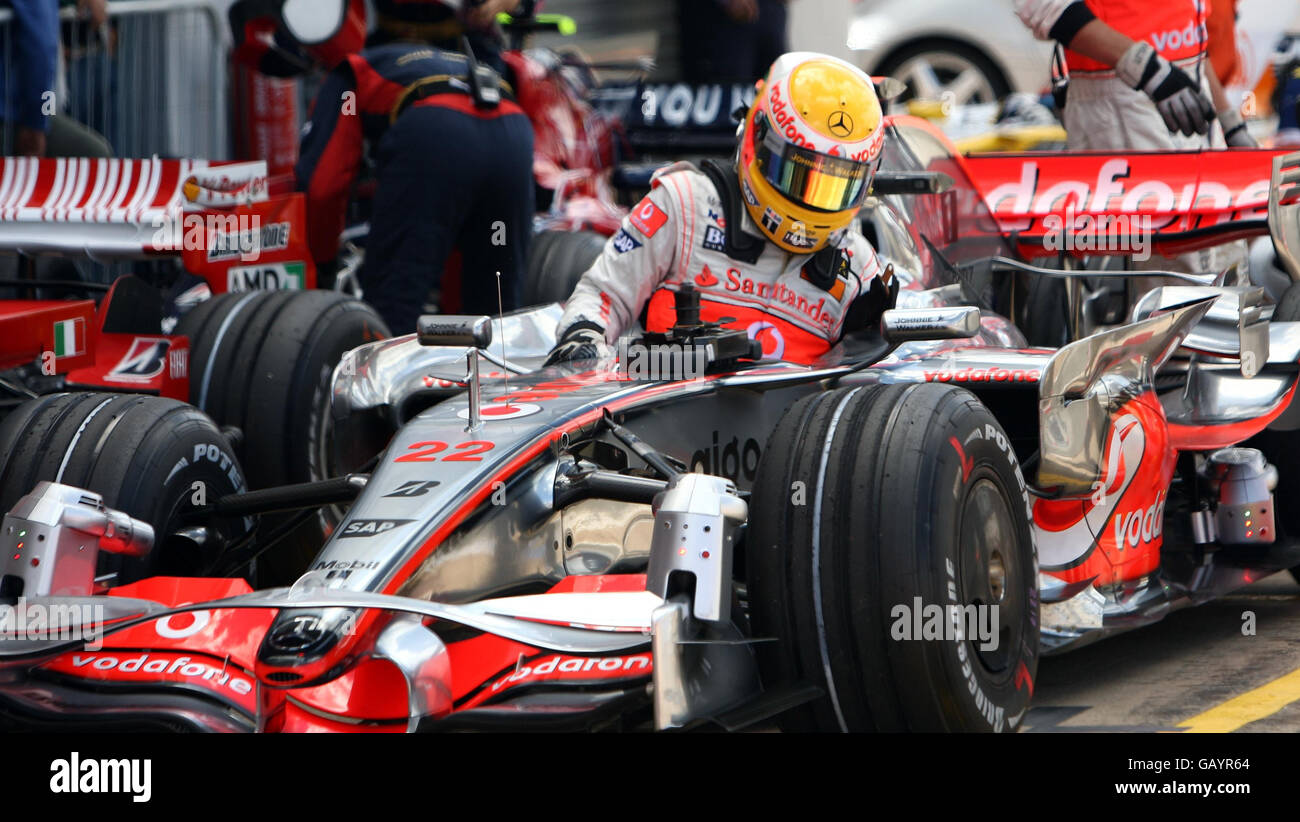 Vodafone McLaren-Fahrer Lewis Hamilton steigt nach dem Qualifying 4. In Silverstone, Northamptonshire, aus seinem Auto aus. Stockfoto