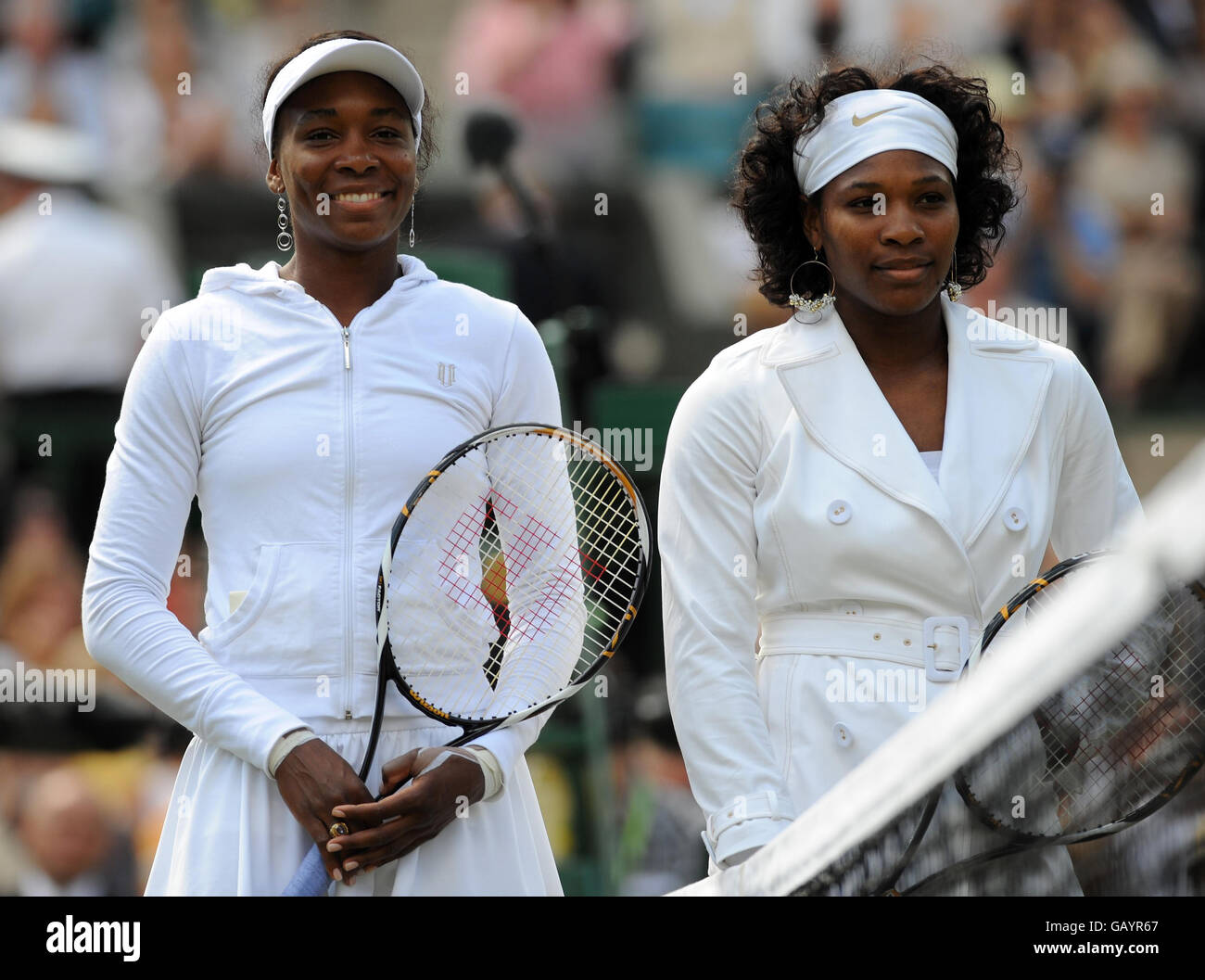 Die USA Venus und Serena Williams beim Damenfinale während der Wimbledon Championships 2008 im All England Tennis Club in Wimbledon. Stockfoto