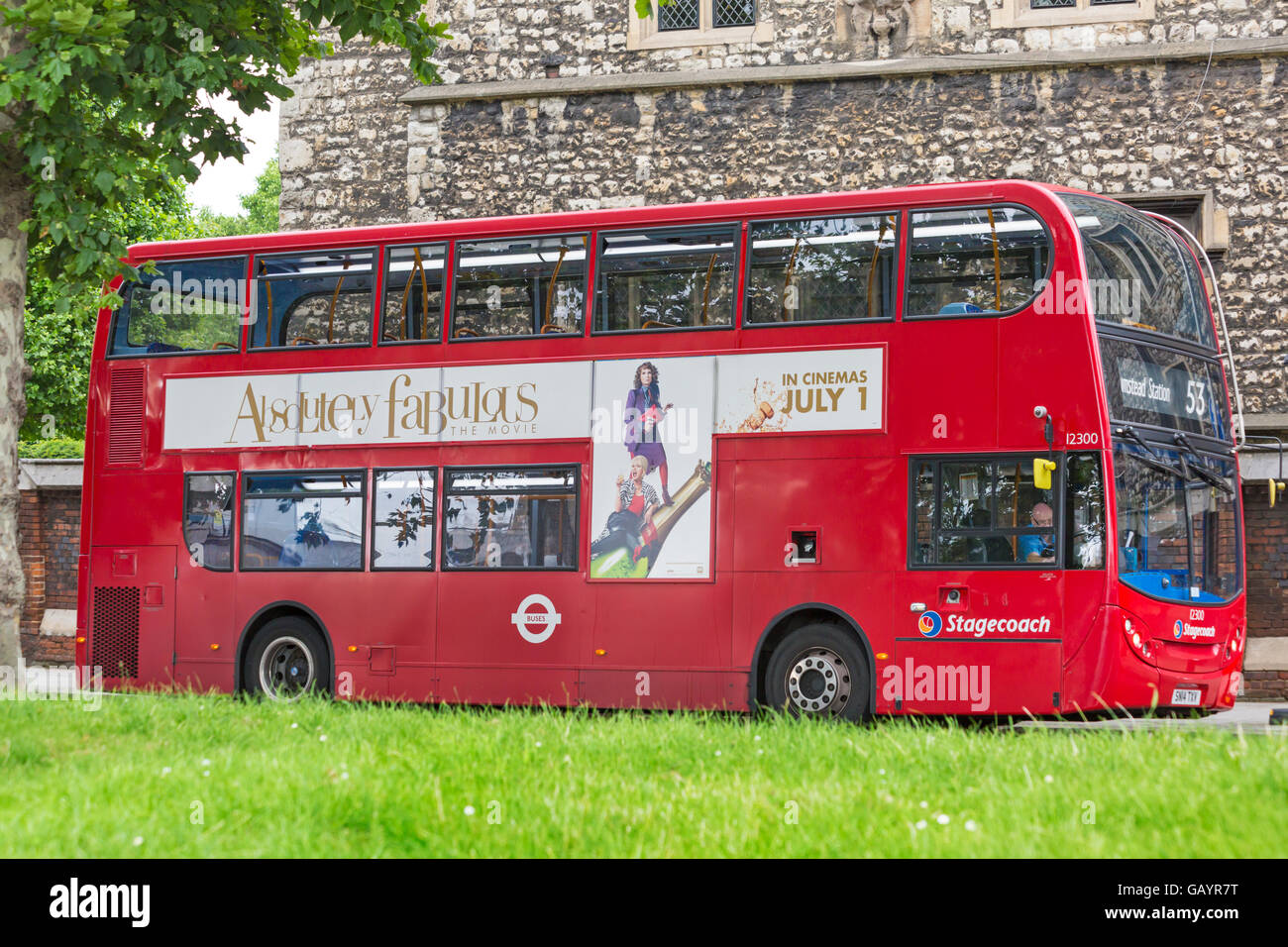 Absolut fabelhaft der Film, der auf der Seite des roten Doppels beworben wird Decker Bus in London, Großbritannien, im Juni Stockfoto