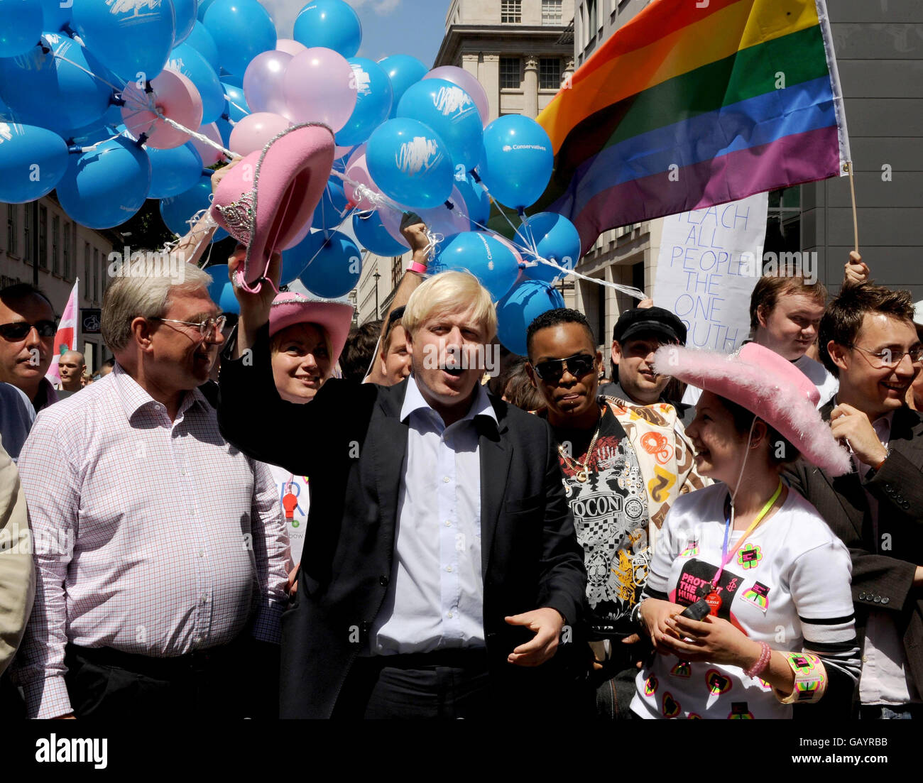 Der Bürgermeister von London Boris Johnson schließt sich den Feiernden an, die an der Parade der Pride London im Zentrum Londons teilnehmen. Stockfoto