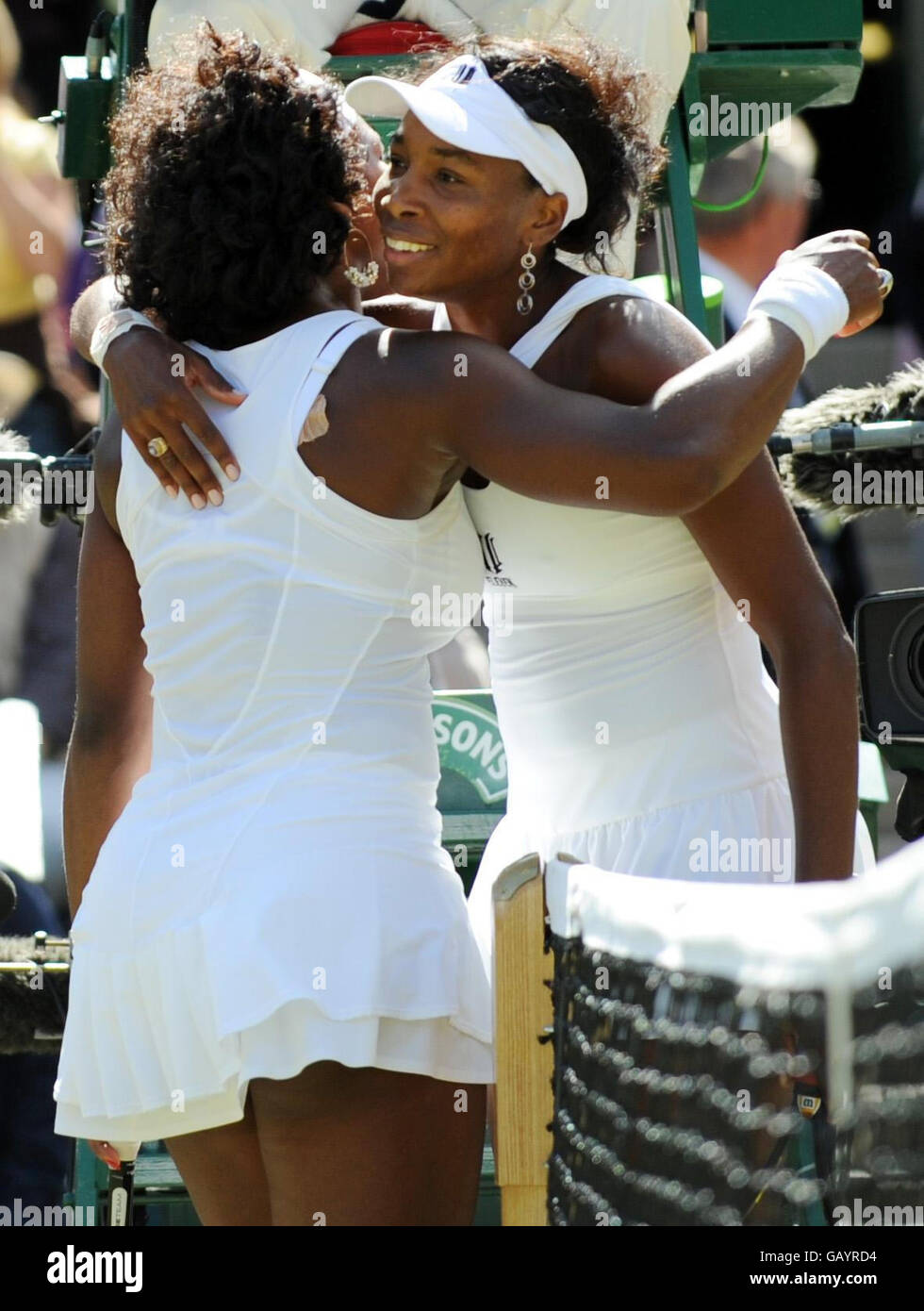 Die USA-Amerikanerin Venus Williams feiert ihren Sieg über die USA Serena Williams in ihrem Frauen-Finale während der Wimbledon Championships 2008 im All England Tennis Club in Wimbledon. Stockfoto