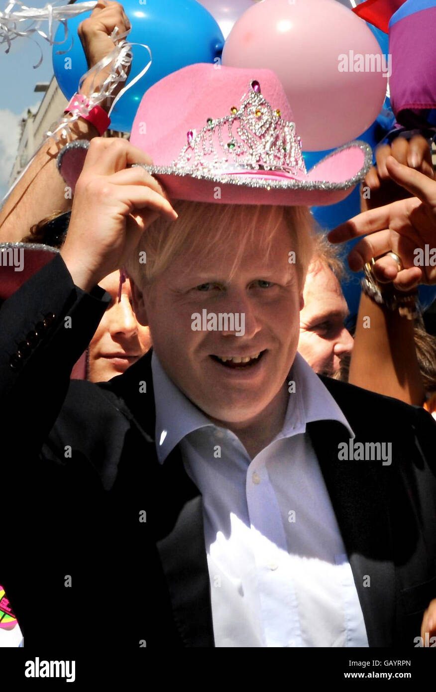 Der Londoner Bürgermeister Boris Johnson trägt bei der Parade von Pride London im Zentrum Londons einen rosafarbenen Cowboyhut. Stockfoto