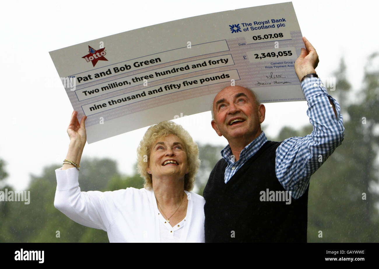 Bob und Pat Green aus Horsham, West Sussex, feiern ihren Lottogewinn 2,349,055 in einem Hotel in der Nähe von Horsham. Stockfoto