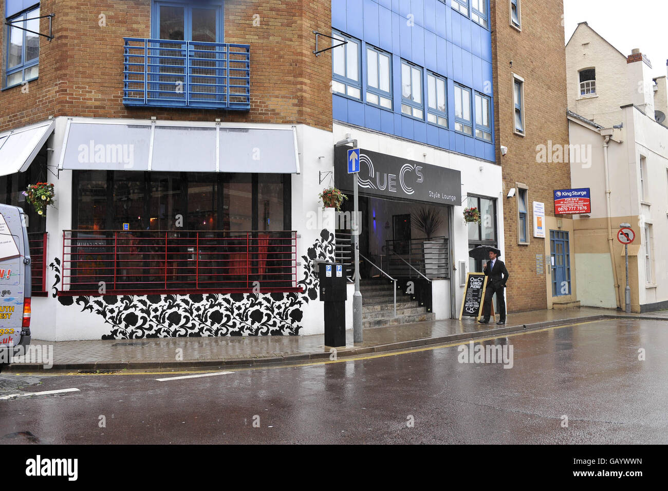 Ein allgemeiner Blick auf Que C's Bar in der Queen Charlotte Street, Bristol. Stockfoto