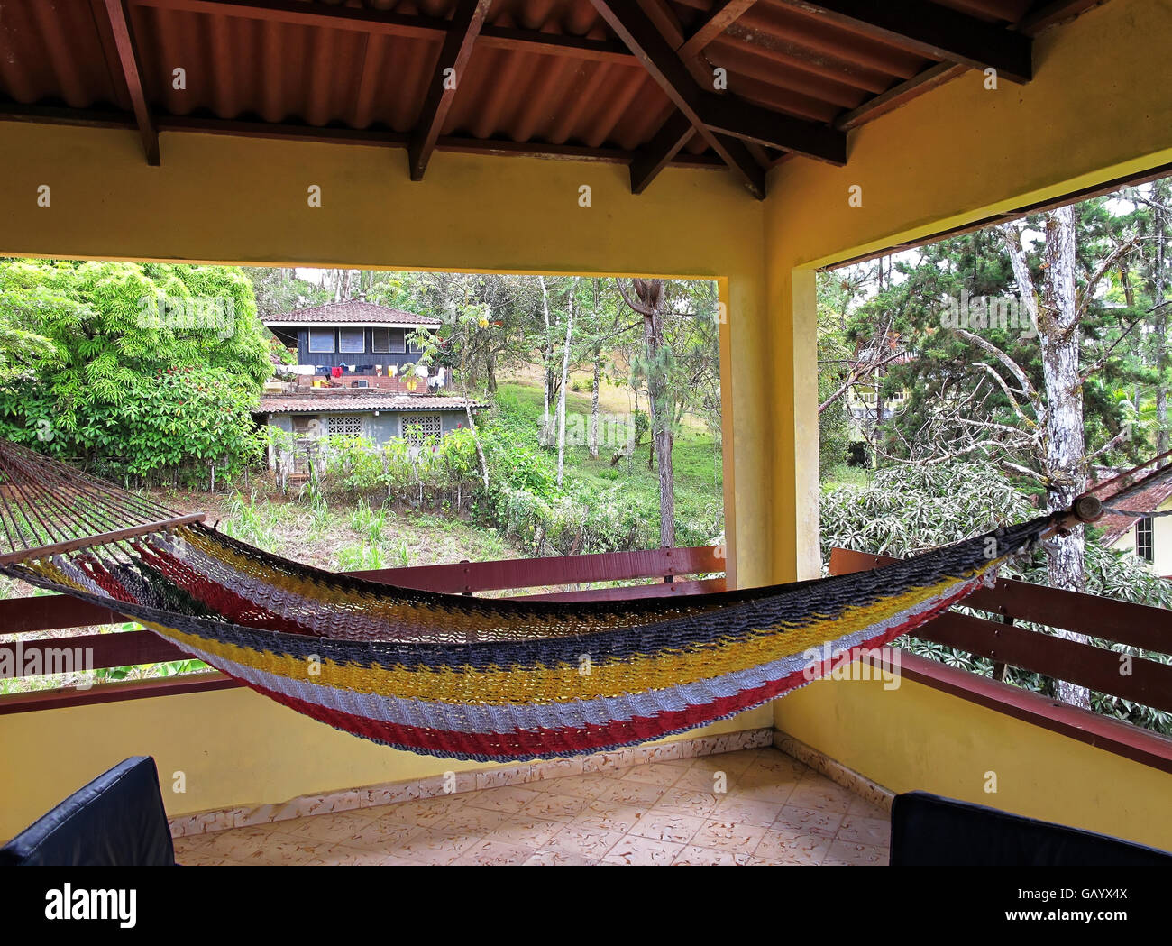 Gewebte Seil Hängematte Terrasse im Ferienhaus in Cerro Azul, Panama. Stockfoto