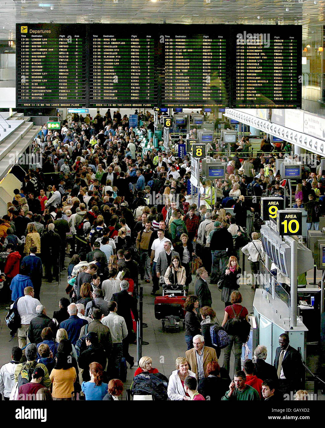 Die Passagiere am Flughafen Dublin wurden heute nach Flügen vom und zum Flughafen nach dem Abriss des Radarsystems der Flugsicherung stark gestört. Stockfoto