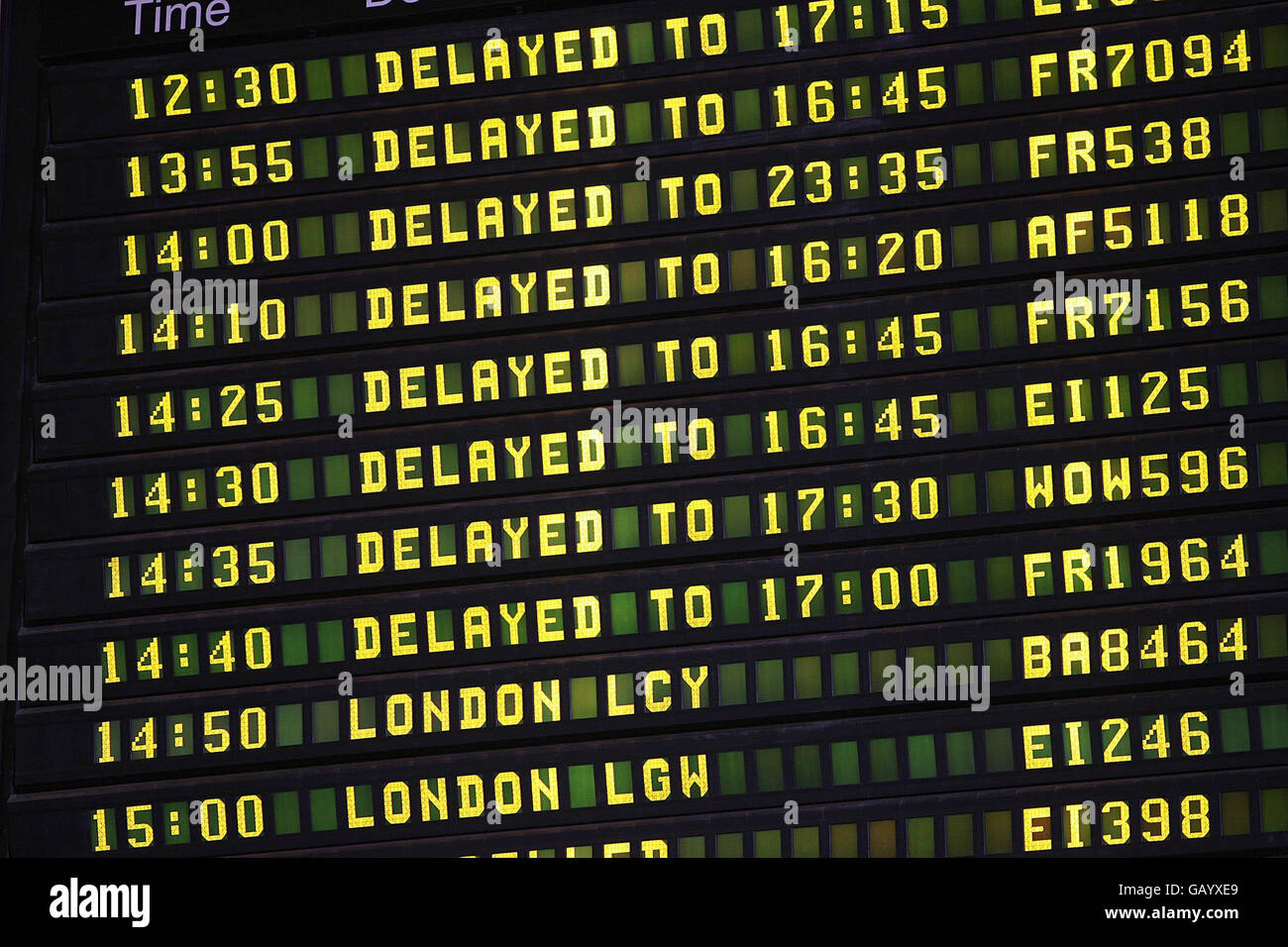 Eine Informationstafel am Flughafen Dublin, als Passagiere am Flughafen festsaßen, nachdem die ein- und Ausflüge nach dem Abriss des Radarsystems der Flugsicherung stark gestört wurden. Stockfoto