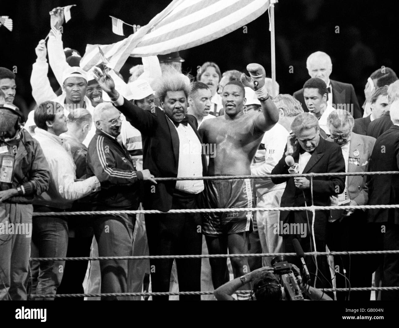 Ein siegreicher Tim Witherspoon feiert mit seinem promotor Don King nach dem Bodenbelag Frank Bruno in der 11. Runde, um seinen WBA-Titelgürtel im Wembley-Stadion zu behalten Stockfoto