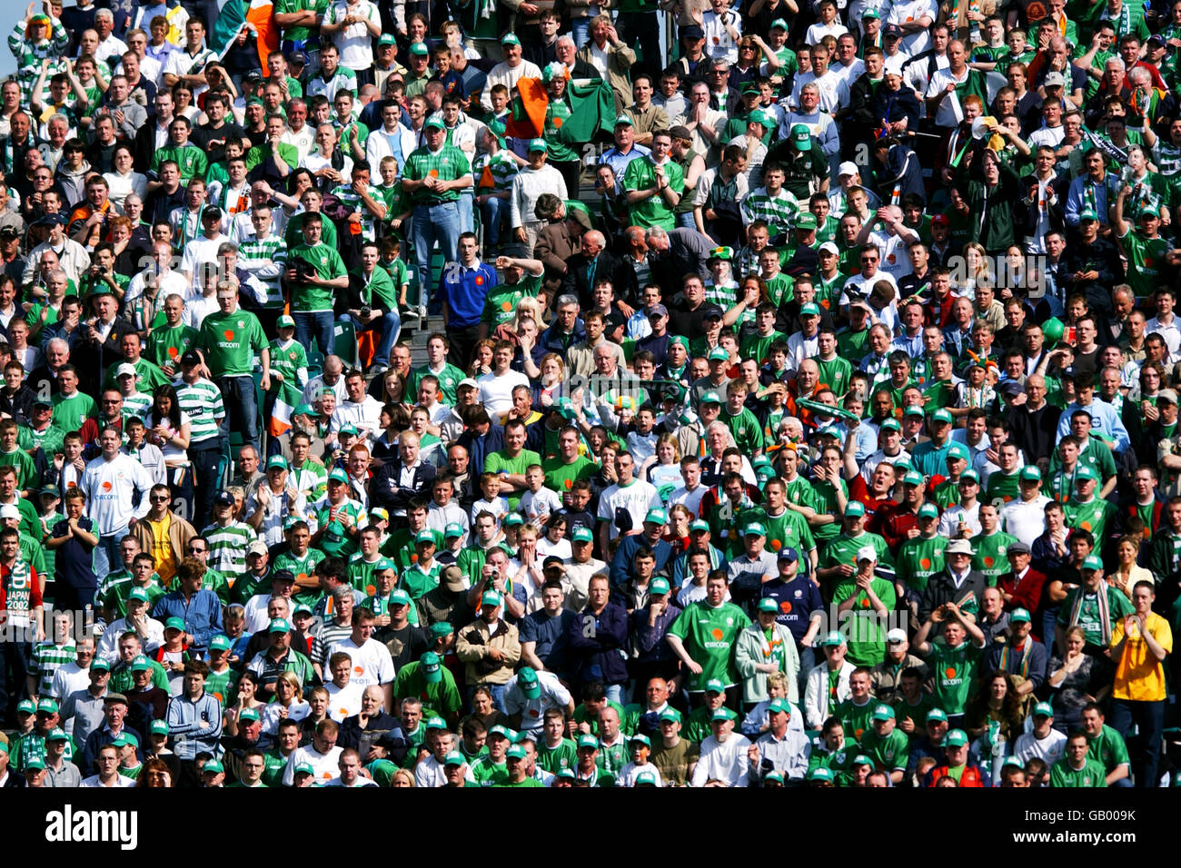 Fußball - Europameisterschaft 2004 Qualifikation - Gruppe Ten - Irland - Albanien. Irland-Fans beobachten das Spiel von der Tribüne aus Stockfoto