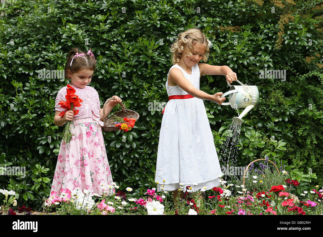 Emma Maddy und Victoria Nolan in den Gärten des Mansion House, Dublin beim Start der Suche nach Irlands besten Biodiversitätsgärten. Stockfoto