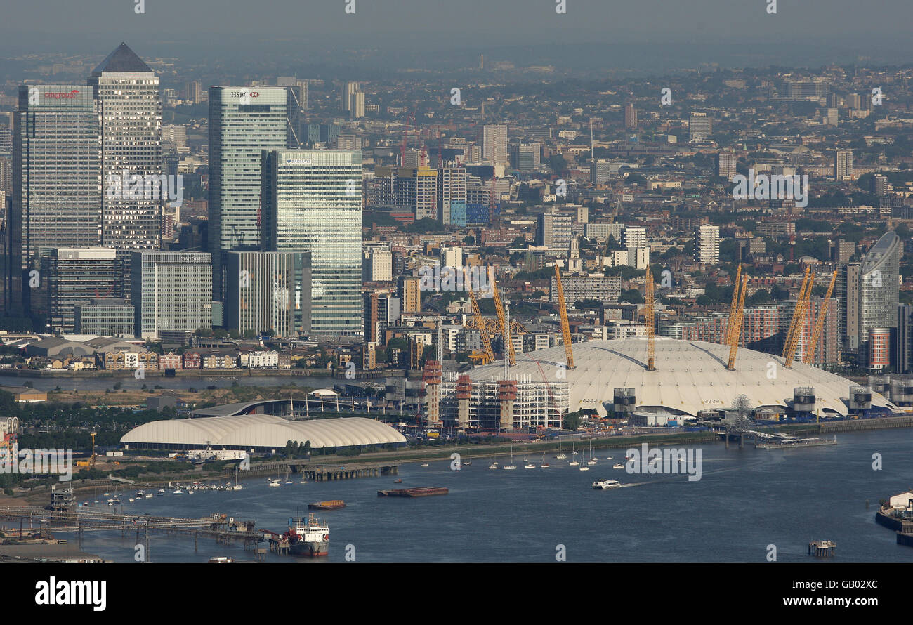 Luftbild mit Canary Wharf und der O2 Arena, früher bekannt als Millennium Dome. Stockfoto