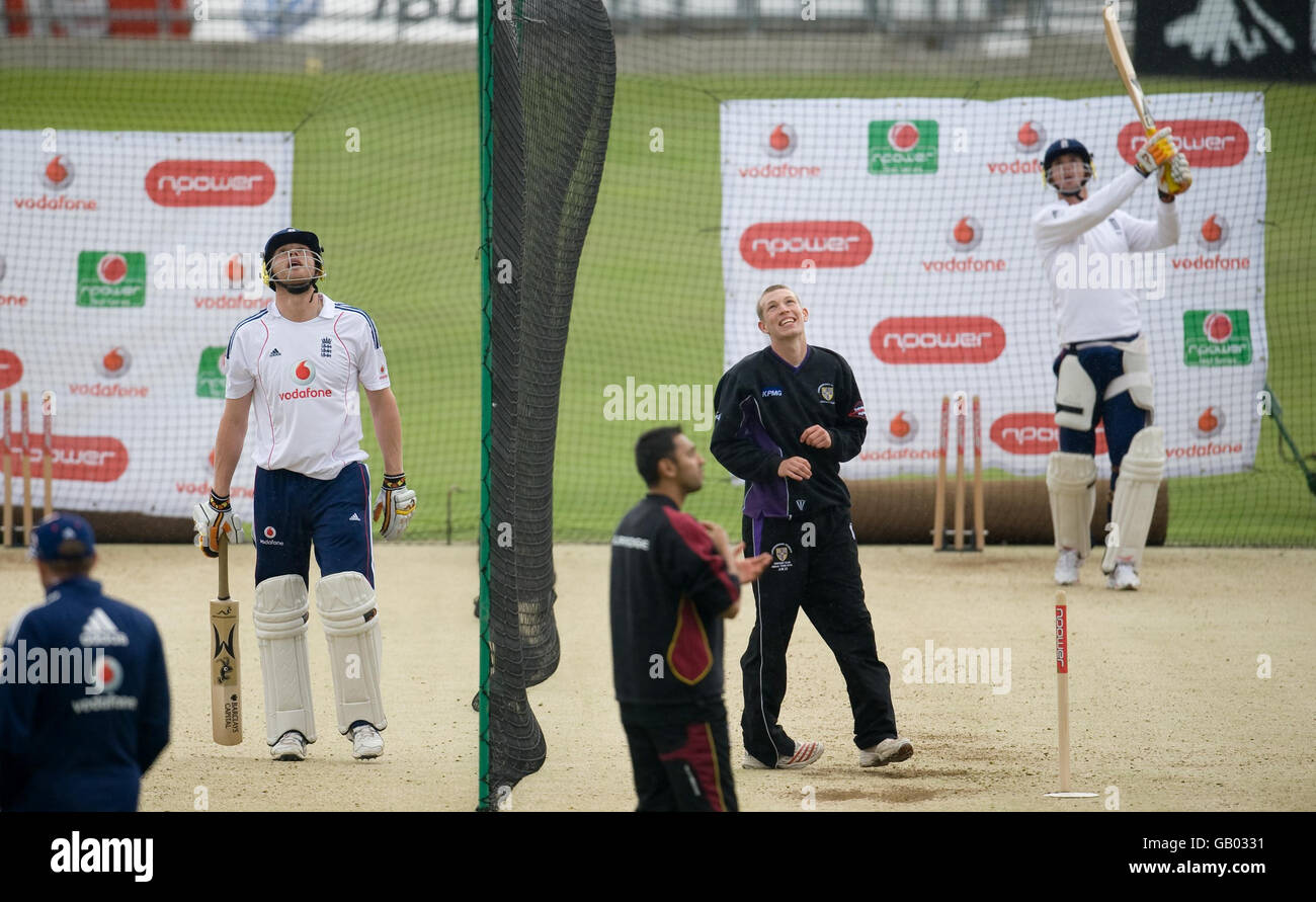 Der englische Andrew Flintoff (links) blickt in den Himmel, während Kevin Pietersen (rechts) während der Nets-Session auf dem Headingley Cricket Ground, Leeds, auftrifft. Stockfoto