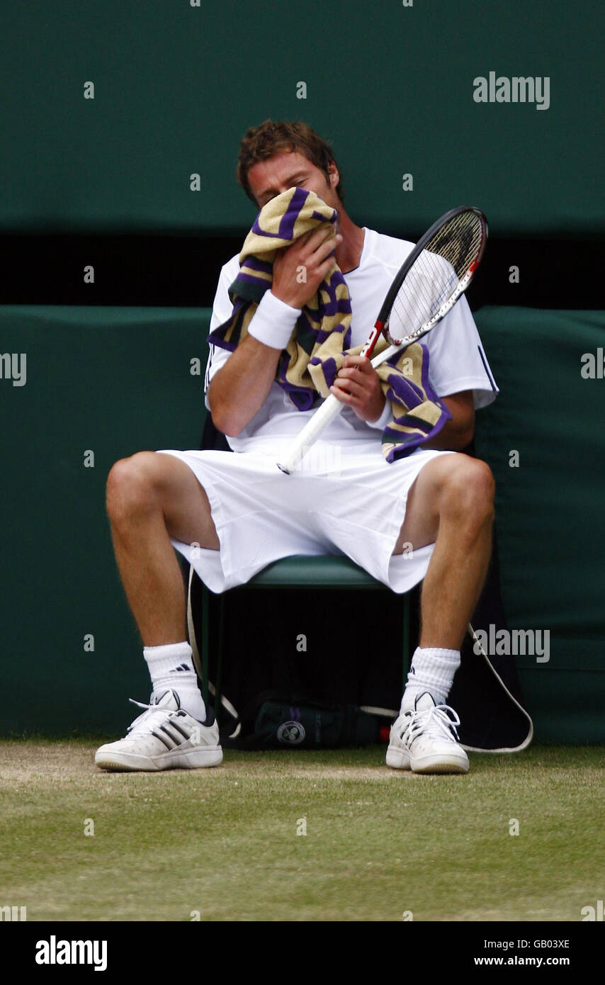Der russische Marat Safin sitzt während seines Spiels gegen den Schweizer Roger Federer während der Wimbledon Championships 2008 im All England Tennis Club in Wimbledon auf einem Richterstuhl. Stockfoto