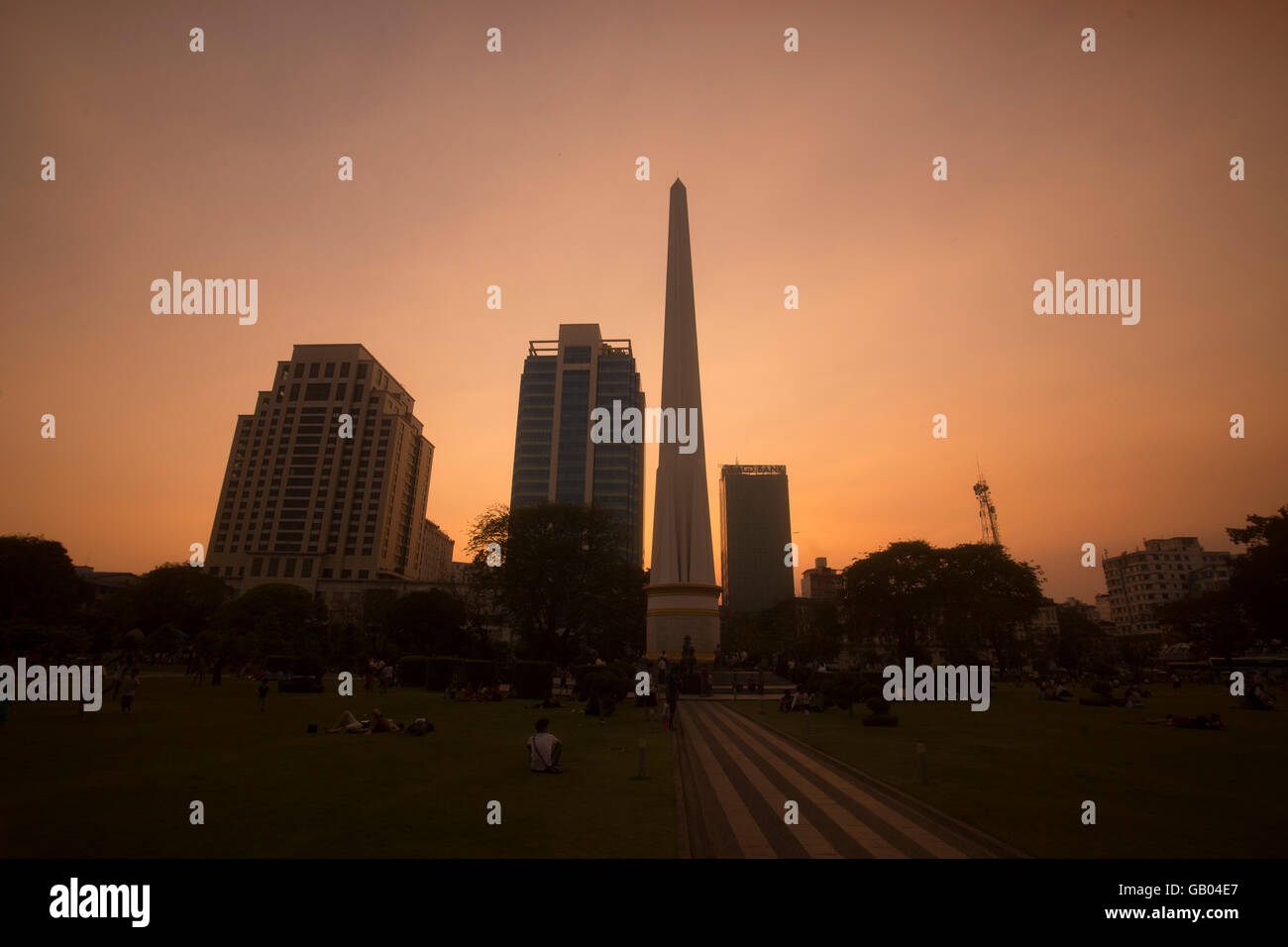 Die Maha Bandoola Park mit dem Unabhängigkeits-Denkmal in der Stadt Yangon in Myanmar in Südostasien. Stockfoto