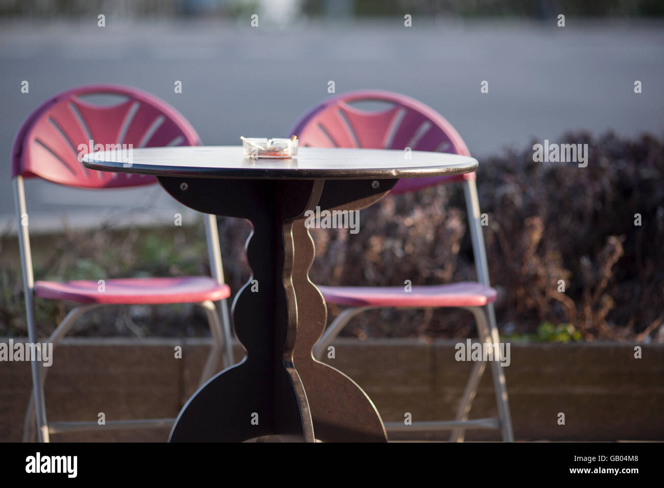 Cafe Tisch und zwei Stühle Stockfoto