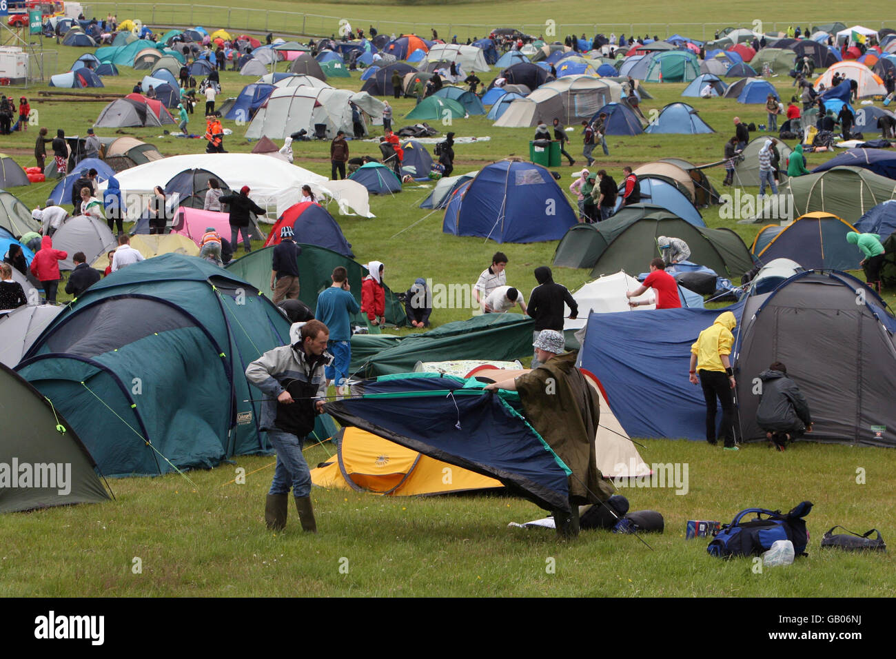 Die ersten von 30,000 Camper kommen zum Musikfestival Oxegen, das das ganze Wochenende auf der Rennbahn Punchestown in der Grafschaft Kildare stattfindet. Stockfoto