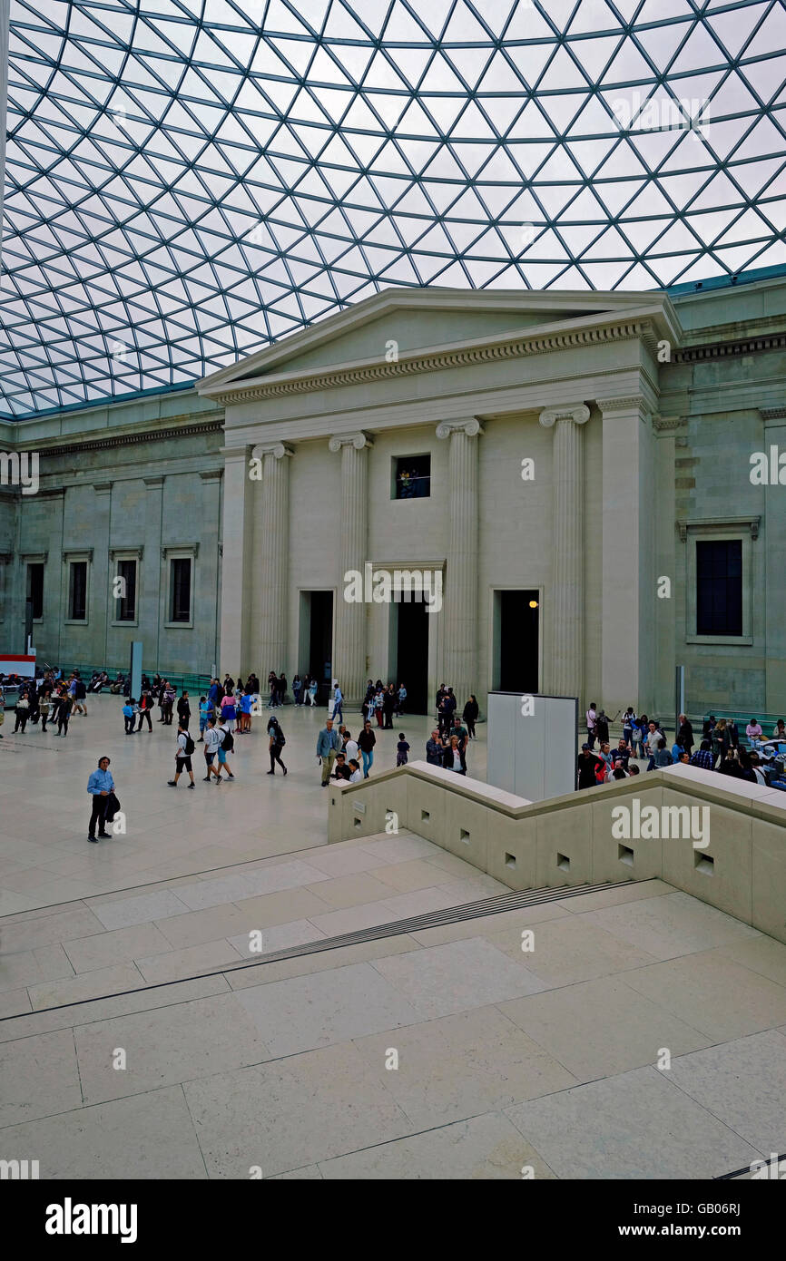 Ein Blick auf die Haupthalle und das Atrium im British Museum, London England Stockfoto