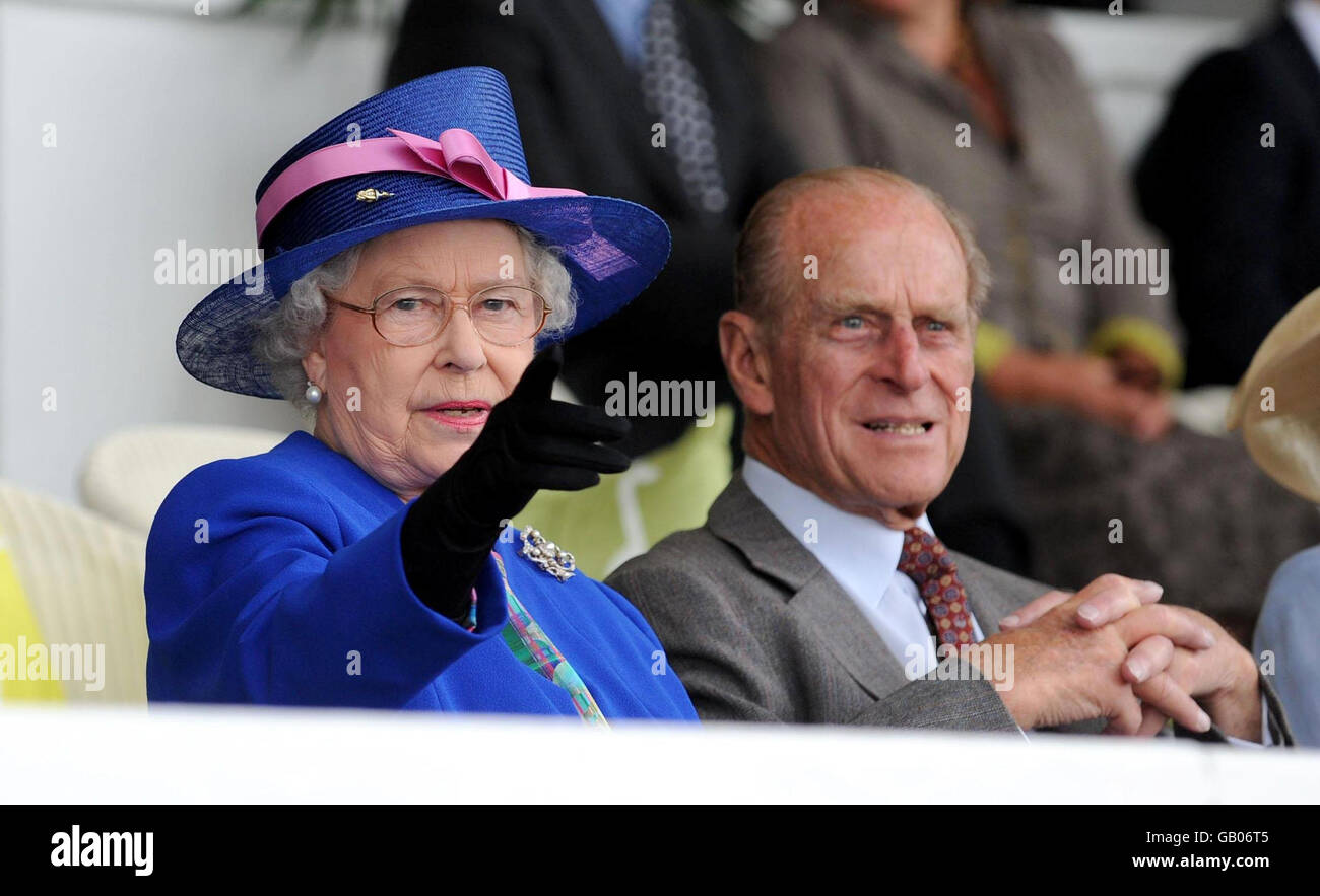 Die britische Königin Elizabeth II. Und der Herzog von Edinburgh beobachten bei einem Besuch der 150. Great Yorkshire Show in Harrogate, North Yorkshire, eine Viehparade. Stockfoto