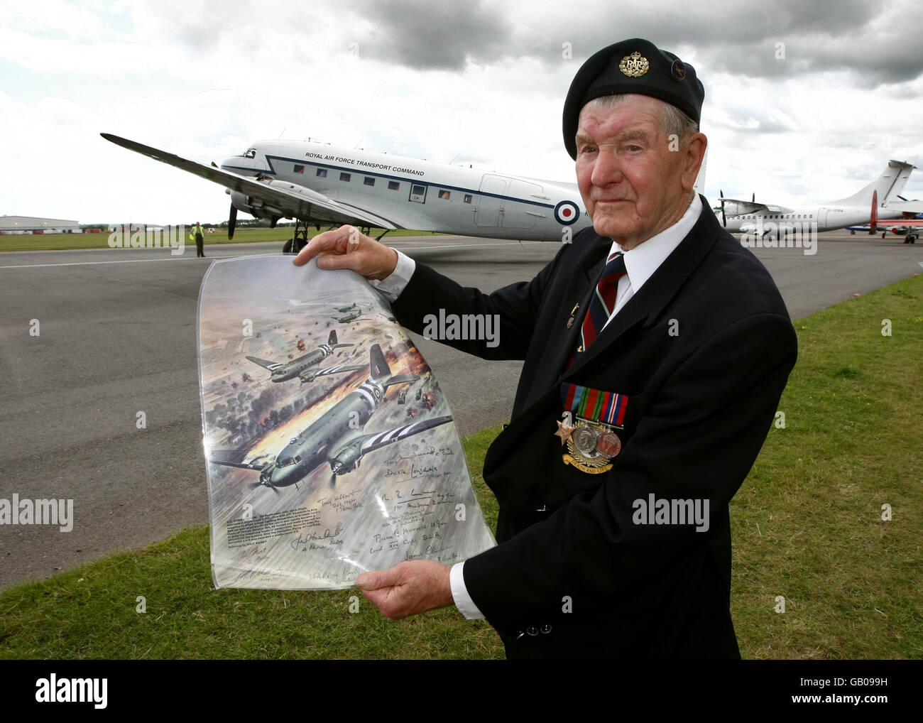 Der ehemalige RAF Dakota Flugingenieur Alan Hartley aus Coventry kommt für den letzten Tag der Passagierflüge für den britischen DC3 Dakota an. Stockfoto