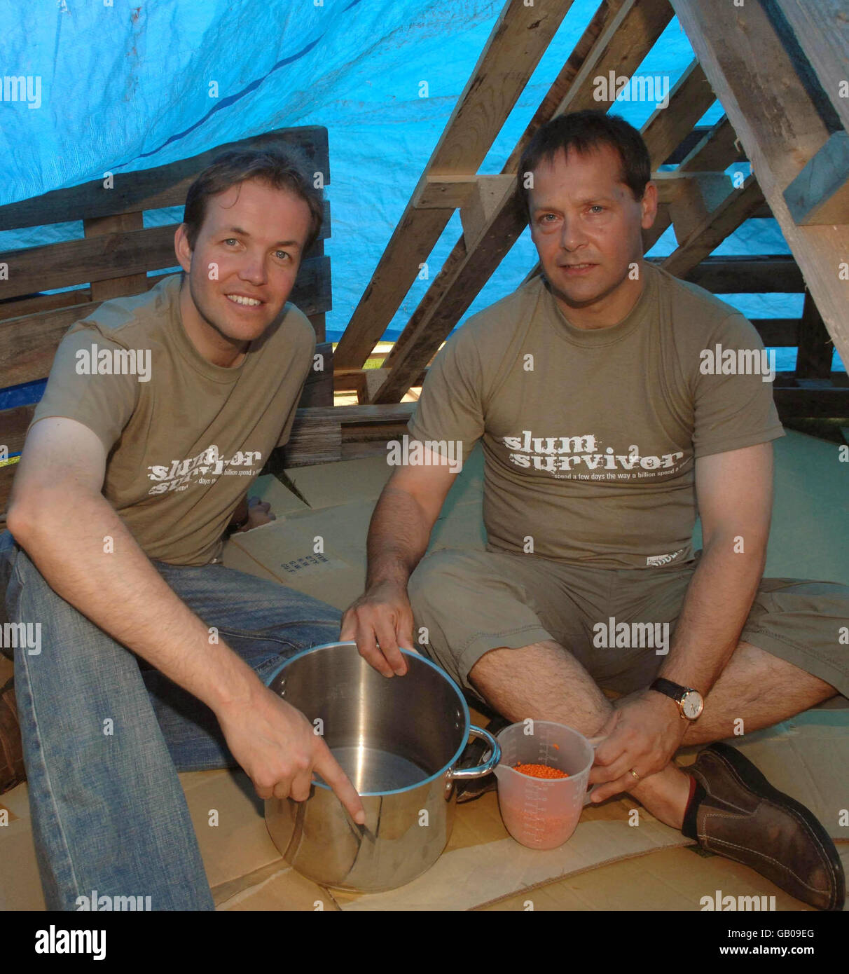 David Burrowes (links), Abgeordneter von Enfield Southgate und Andy Reed (rechts), Abgeordneter von Loughborough, sitzen in einem provisorischen Tierheim, das sie gebaut haben, als sie ihr 24-stündiges Leben in Slum-Bedingungen auf dem College Green in Westminster Abbey in London beginnen. Stockfoto