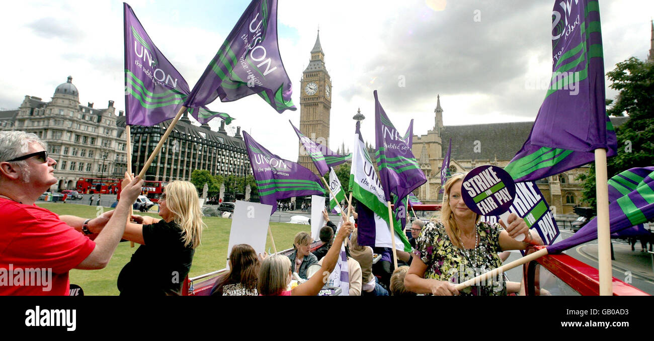 Streiks in der Industrie. Unison-Anhänger protestieren mit einem roten Londoner Bus, der das Parlament im Zentrum Londons passiert. Stockfoto