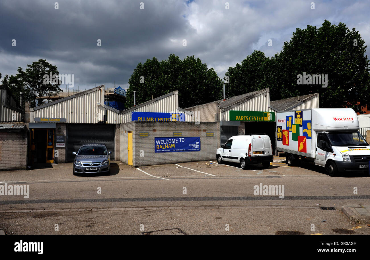 Wolseley warnt vor weiteren Kürzungen. Gesamtansicht eines Plum Center-Geschäfts auf dem Industriegebiet Zennor Road, Balham, London. Stockfoto