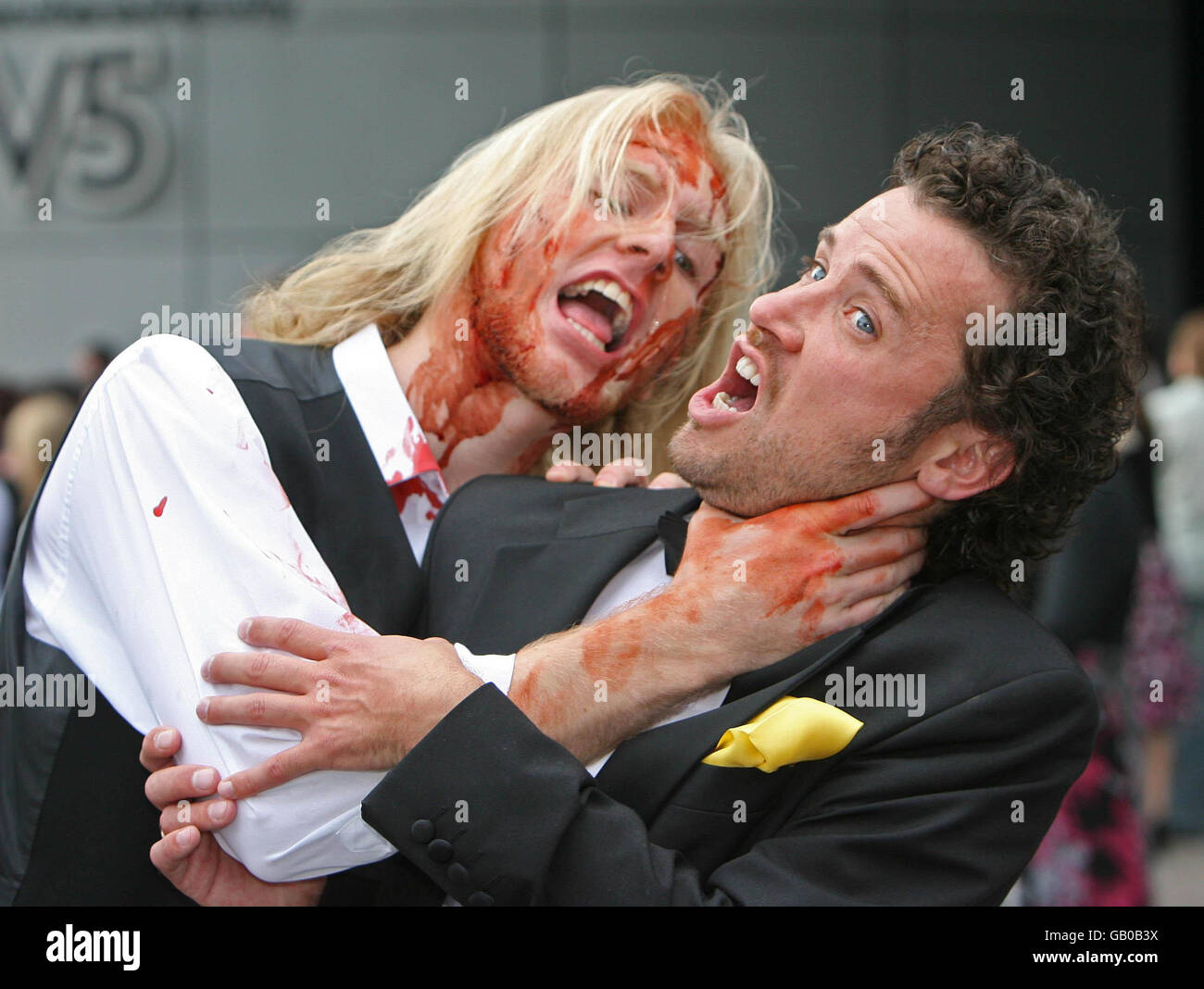 Der Schauspieler Alan M Crawford wird bei der Premiere von Nordirlands erstem Zombie-Horrorfilm „The Battle of the Bone“ in der Odyssey Arena, Belfast, von Zombie Johnny Burmside angegriffen. Stockfoto