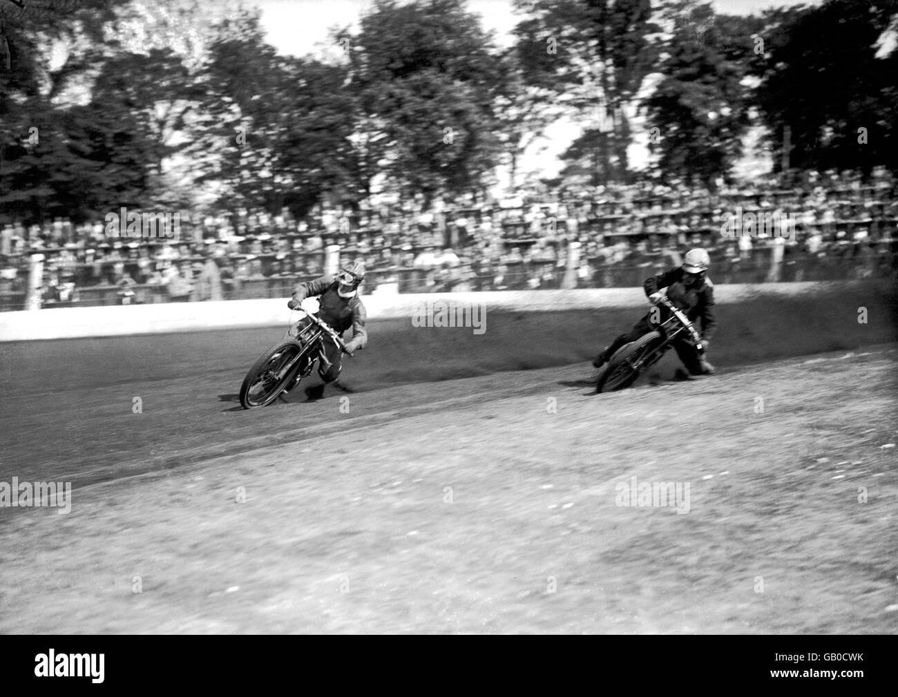 (L-R) Ron Johnson von Crystal Palace führt vor Claude Rye von Wimbledon, als die beiden Teams um die Speedway National Trophy auf der Crystal Palace-Strecke kämpfen. Das Belle Vue Team aus Manchester gewann schließlich die Trophäe. Stockfoto