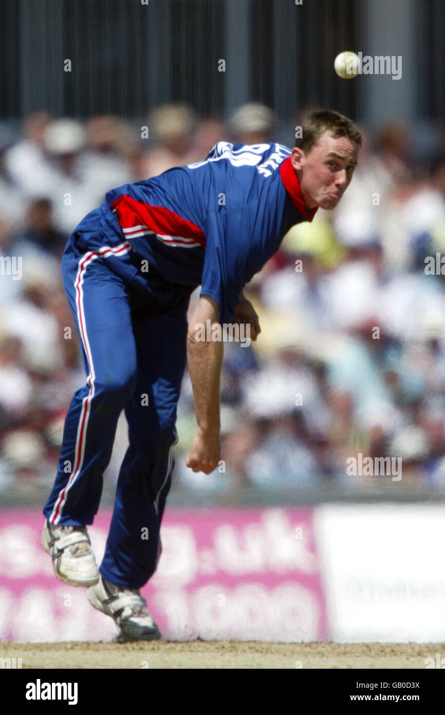 Cricket - The NatWest Challenge - England gegen Pakistan. Englands Rikki Clarke in Aktion Stockfoto