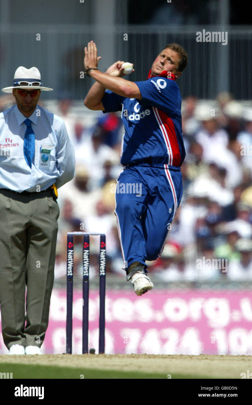 Cricket - The NatWest Challenge - England gegen Pakistan. Darren Gough in England in Aktion Stockfoto