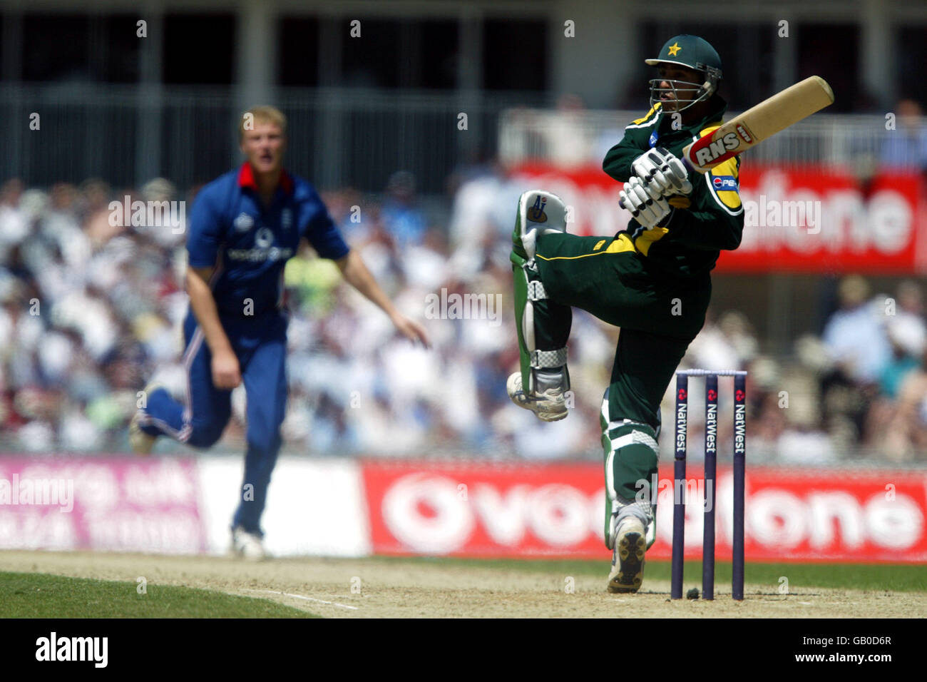 Cricket - The NatWest Challenge - England gegen Pakistan. Der pakistanische Azhar Mahmood in Aktion Stockfoto