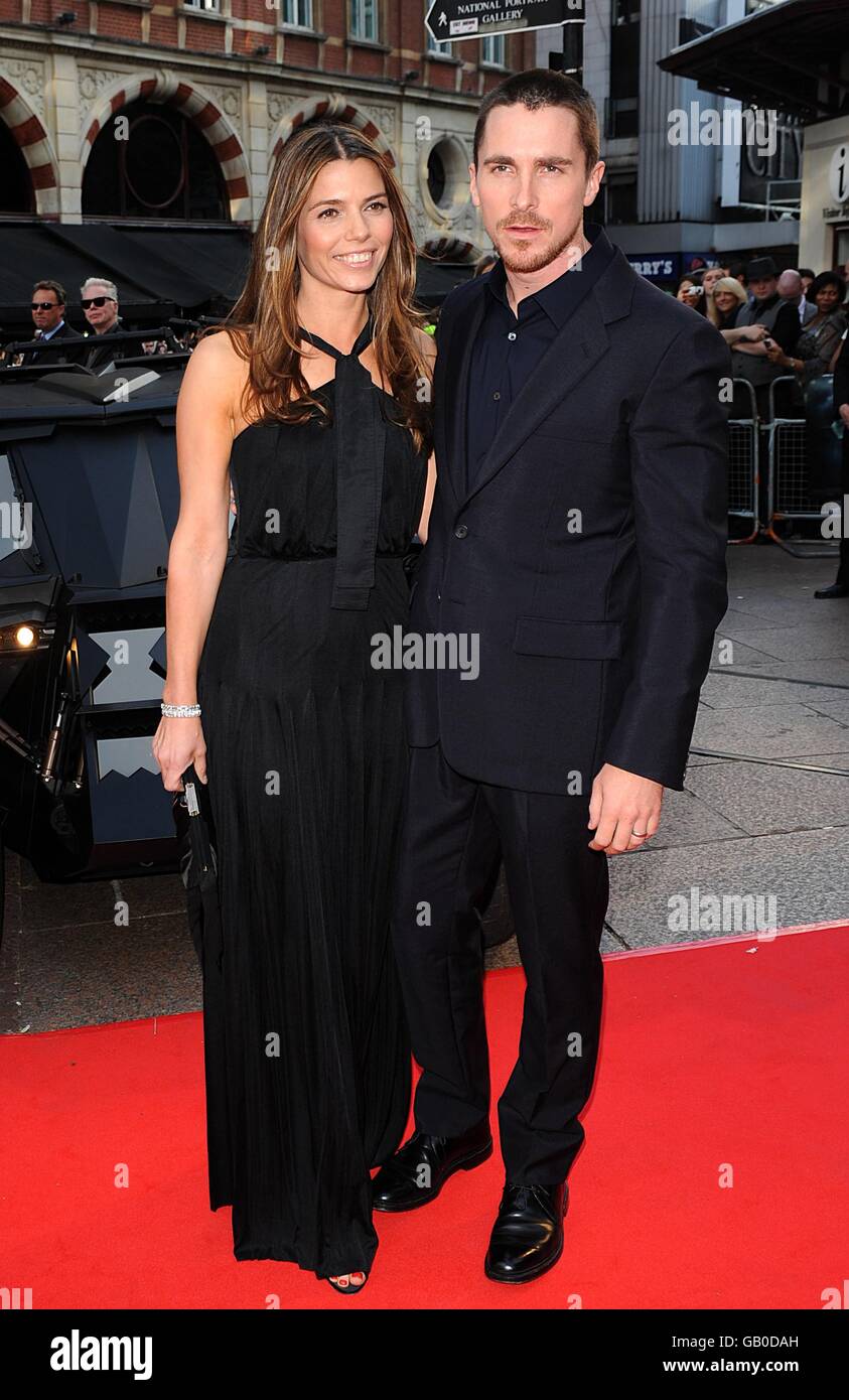 Christian Bale und seine Frau Sibi kommen zur Europa-Premiere von 'The Dark Knight' im Odeon West End Cinema, Leicester Square, London. Stockfoto