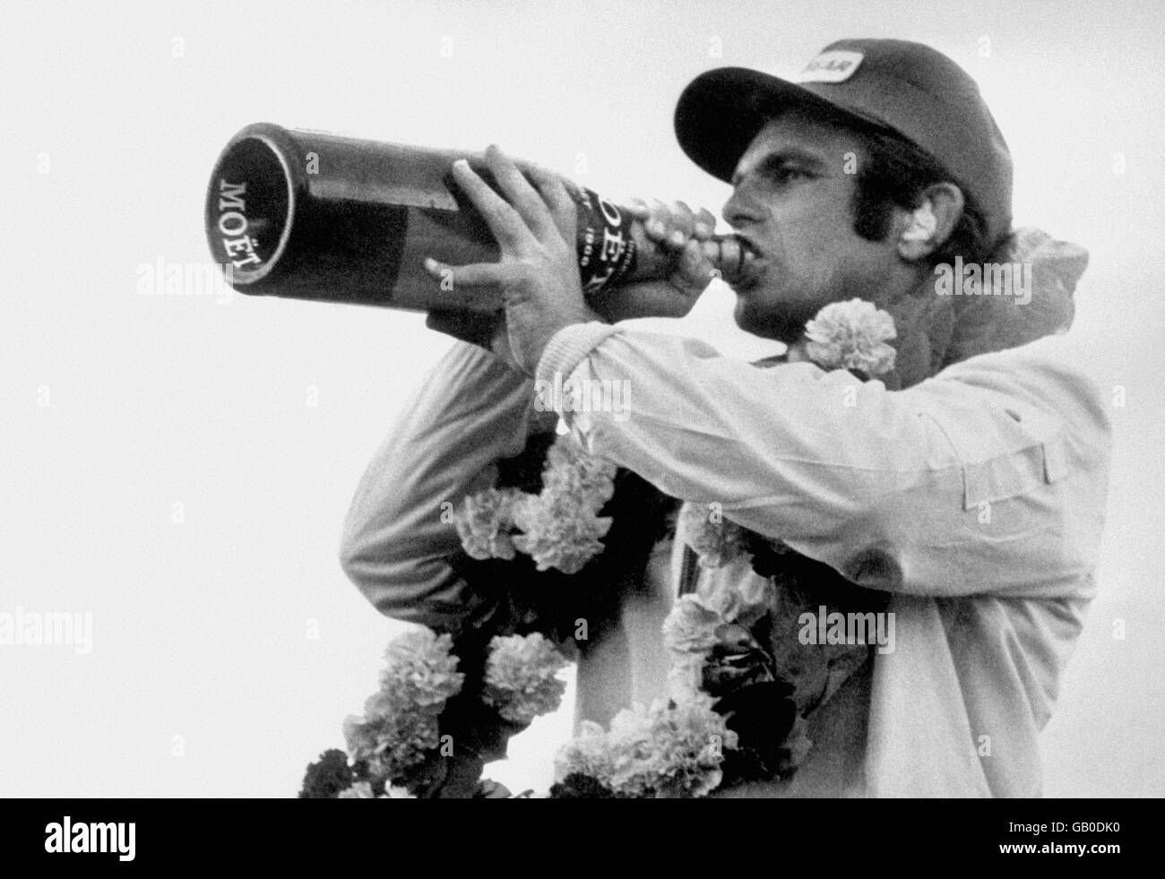 Der Amerikaner Peter Revson genießt danach ein Siegergetränk Champagner Den britischen Grand Prix von John Player in Silverstone gewinnen Sein Yardley-McLaren Stockfoto