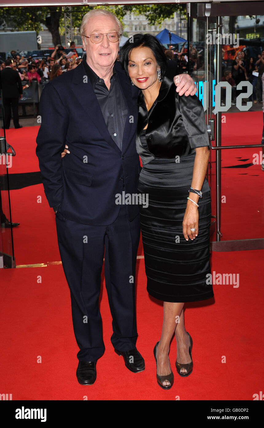 Michael Caine und seine Frau kommen bei der europäischen Premiere von The Dark Knight, dem neuesten Batman-Film, Odeon Cinema, Leicester Square, London, an. Stockfoto