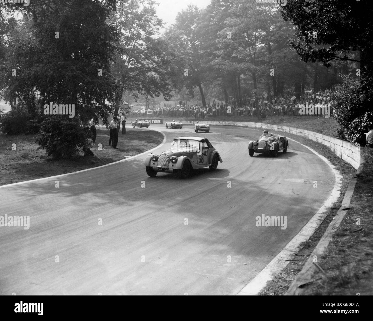 Zwei Morgan +Fours im Sportwagen-Rennen, gefahren von P. Marten (links) und H. R. Braithwaite, auf der Crystal Palace-Strecke im Jahr 1961. Stockfoto
