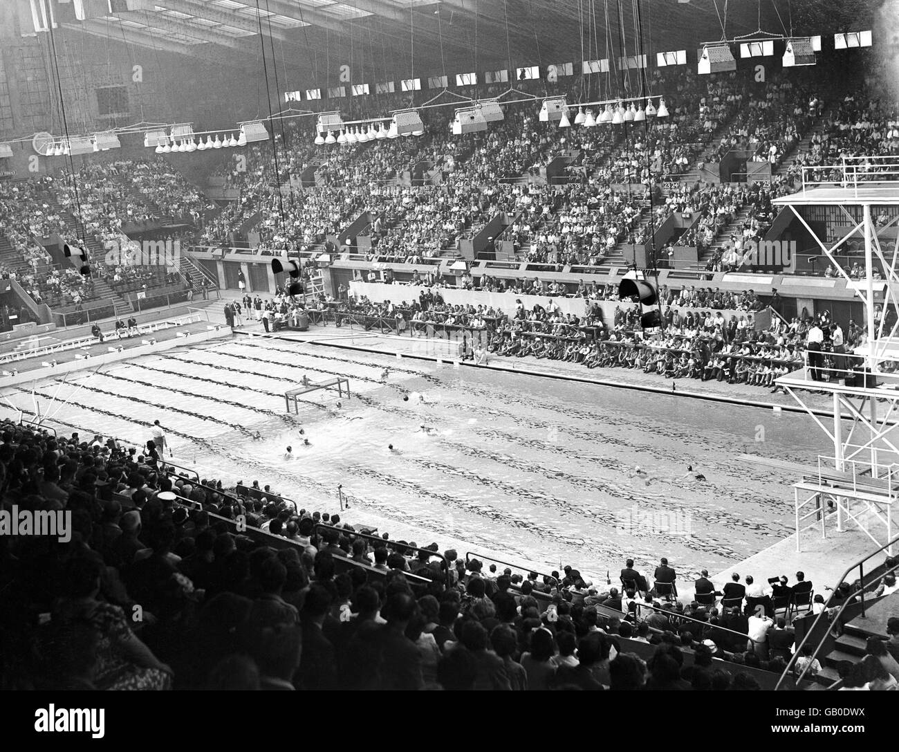Olympische Spiele 1948 In London - Wasserpolo - Empire Pool. Schweden attackiert das französische Tor während eines Spiels in der Finalgruppe und entscheidet sich für den 5. Bis 8. Platz. Stockfoto