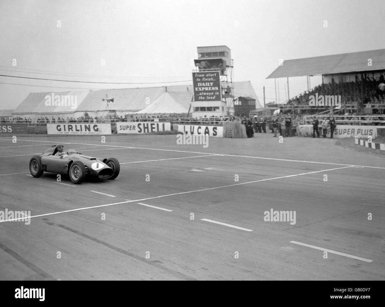 Der Argentinier Juan-Manuel Fangio brüllt mit seinem Ferrari während des RAC British Grand Prix in Silverstone auf dem Weg zum Sieg in die Front. Das Rennen wurde über 101 Runden, eine Strecke von 303 Meilen, ausgetragen Stockfoto