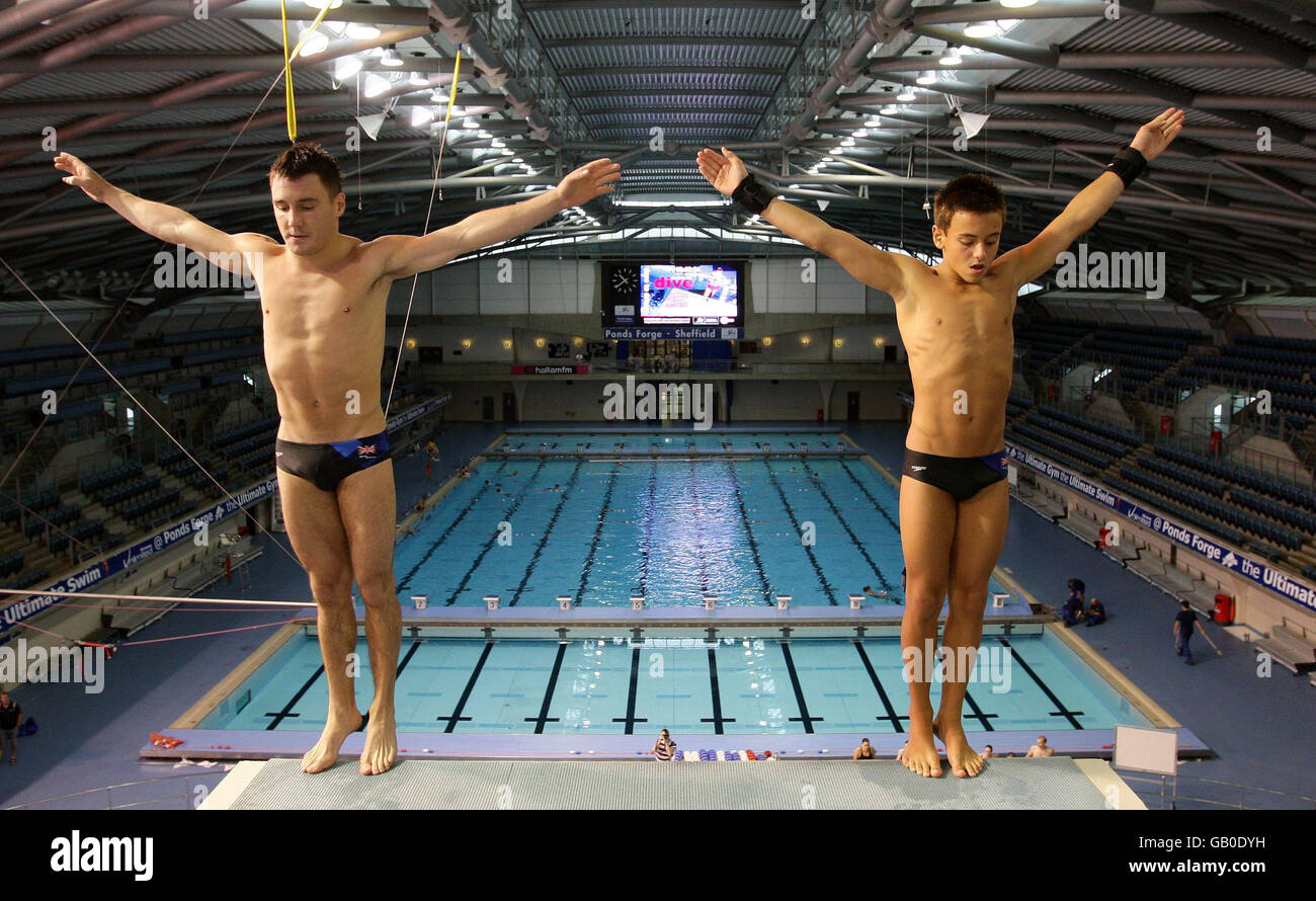 Der britische Tom Daley (rechts) mit dem Tauchpartner Blake Aldridge während eines olympischen Diving Media Day in Pond's Forge, Sheffield. Stockfoto