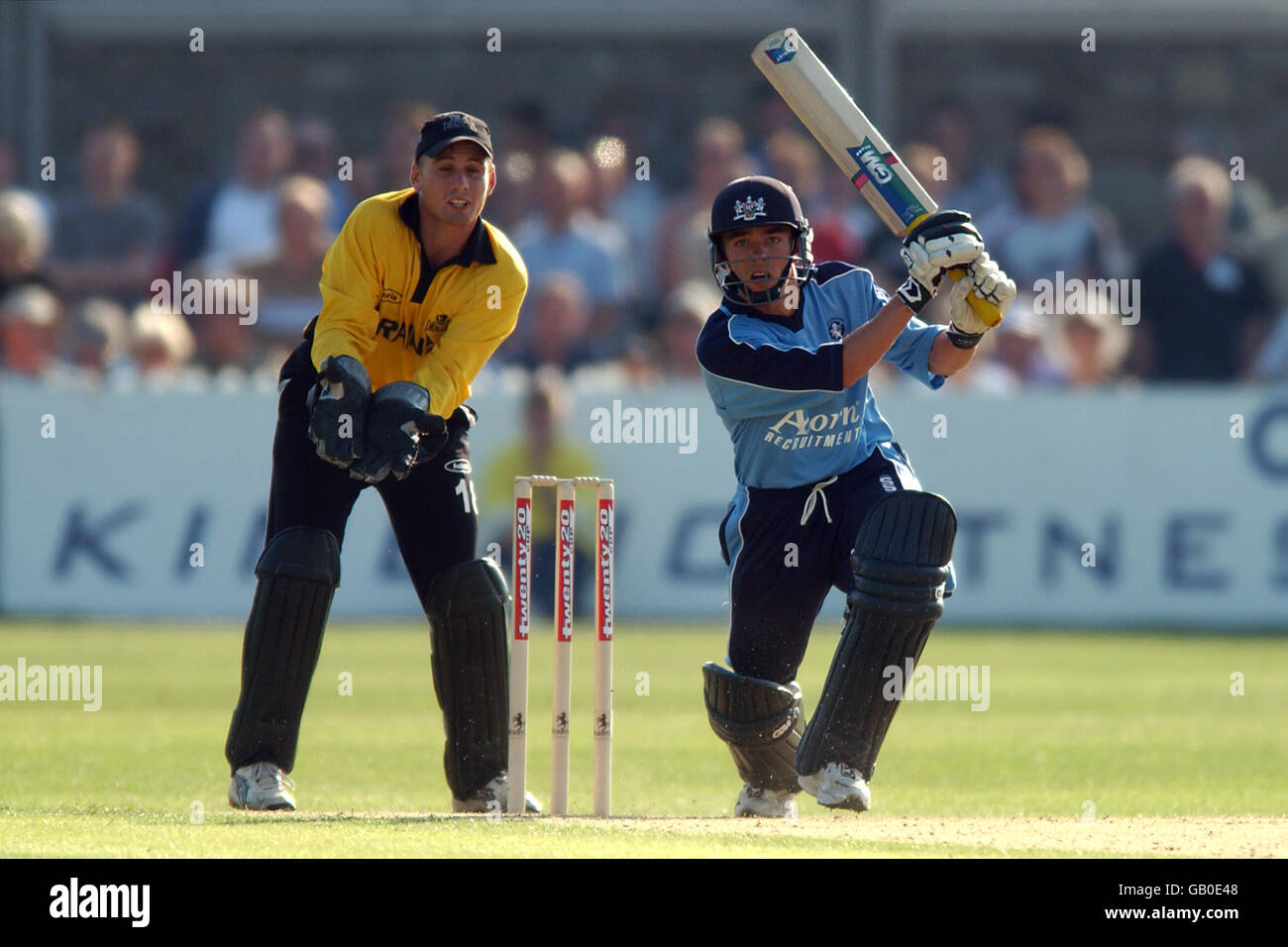 Der Schlagmann Christopher Taylor aus Gloucestershire trifft während der seines Bezirks auf eine sechs Innings von 221 Stockfoto