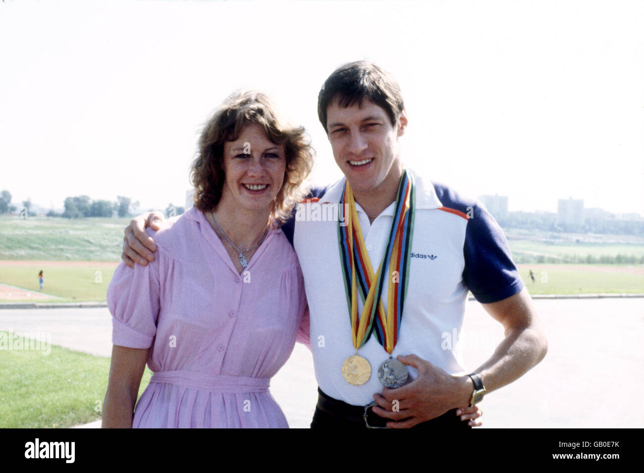 Der britische Allan Wells und seine Frau Margot zeigen sich Seine 100m Goldmedaille und 200m Silbermedaille Stockfoto