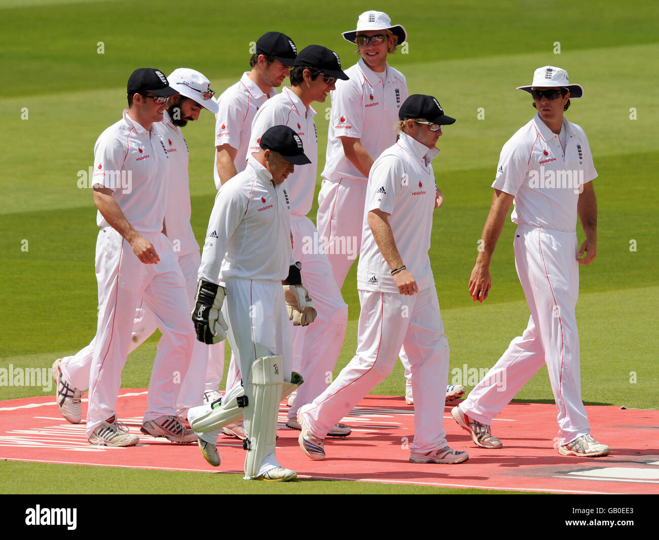 Das englische Team geht nach dem Mittagessen aus, um das Feld wieder aufzunehmen Stockfoto