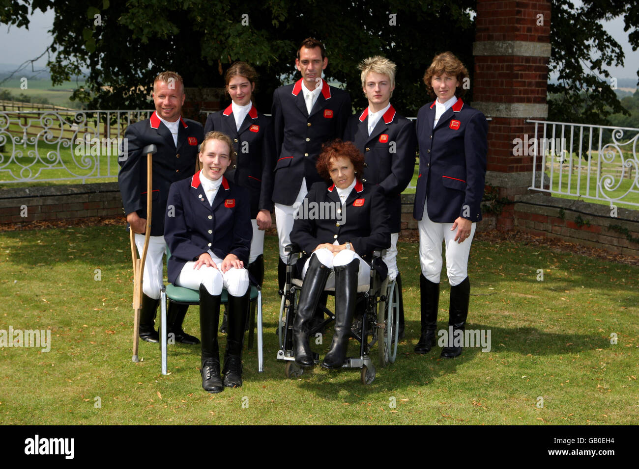 Großbritanniens olympisches 2008 Disable Equestrian Team (von links nach rechts) Back Row - Lee Pearson, Felicity Coulthard, Simon Laurens, Ricky Balshaw, Deborah Criddle. Front Row - Sophie Christiansen und Anne Dunham während des Olympischen Medientags des Teams GB im Hartpury House, Gloucestershire. Stockfoto