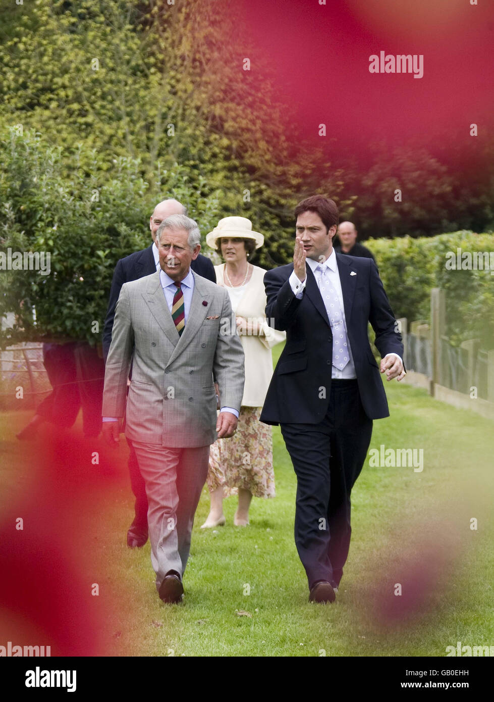 Der Prinz von Wales, Schirmherr von Garden Organic, und Yles Bremner, Chief Executive von Garden Organic bei Ryton, nahe Coventry, bei einem heutigen Besuch. Stockfoto